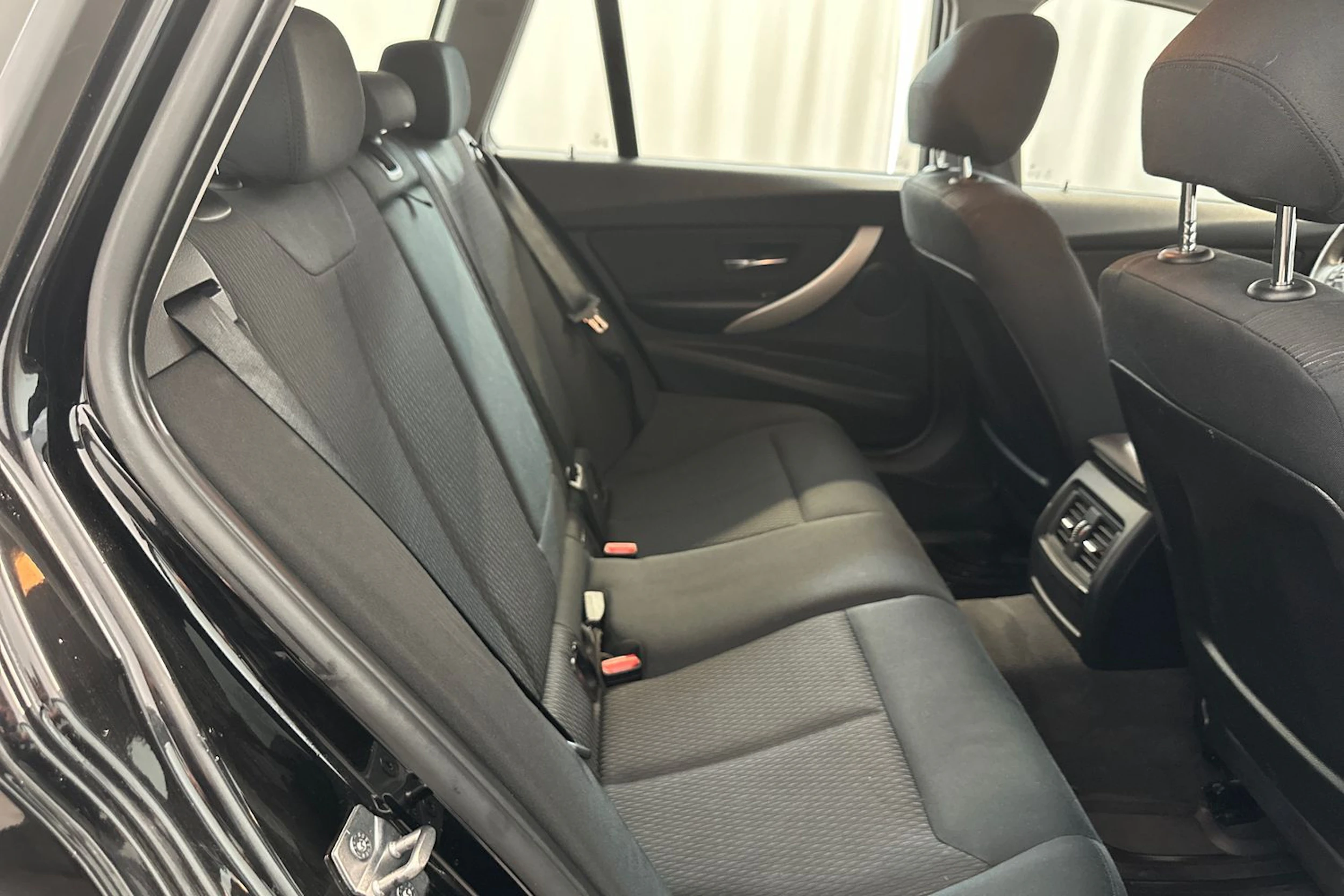 musta BMW 316 2015 kuva 15.