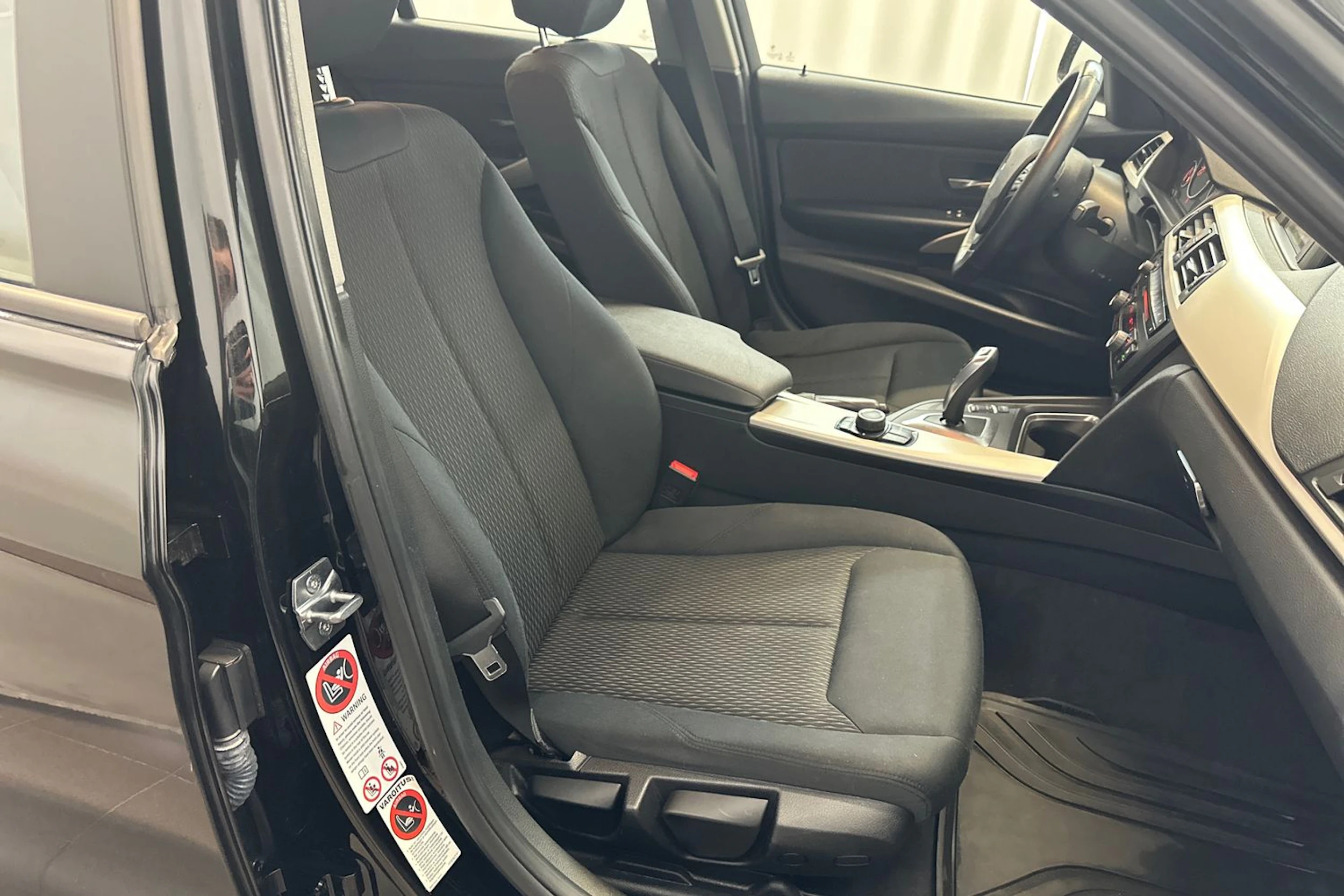 musta BMW 316 2015 kuva 16.