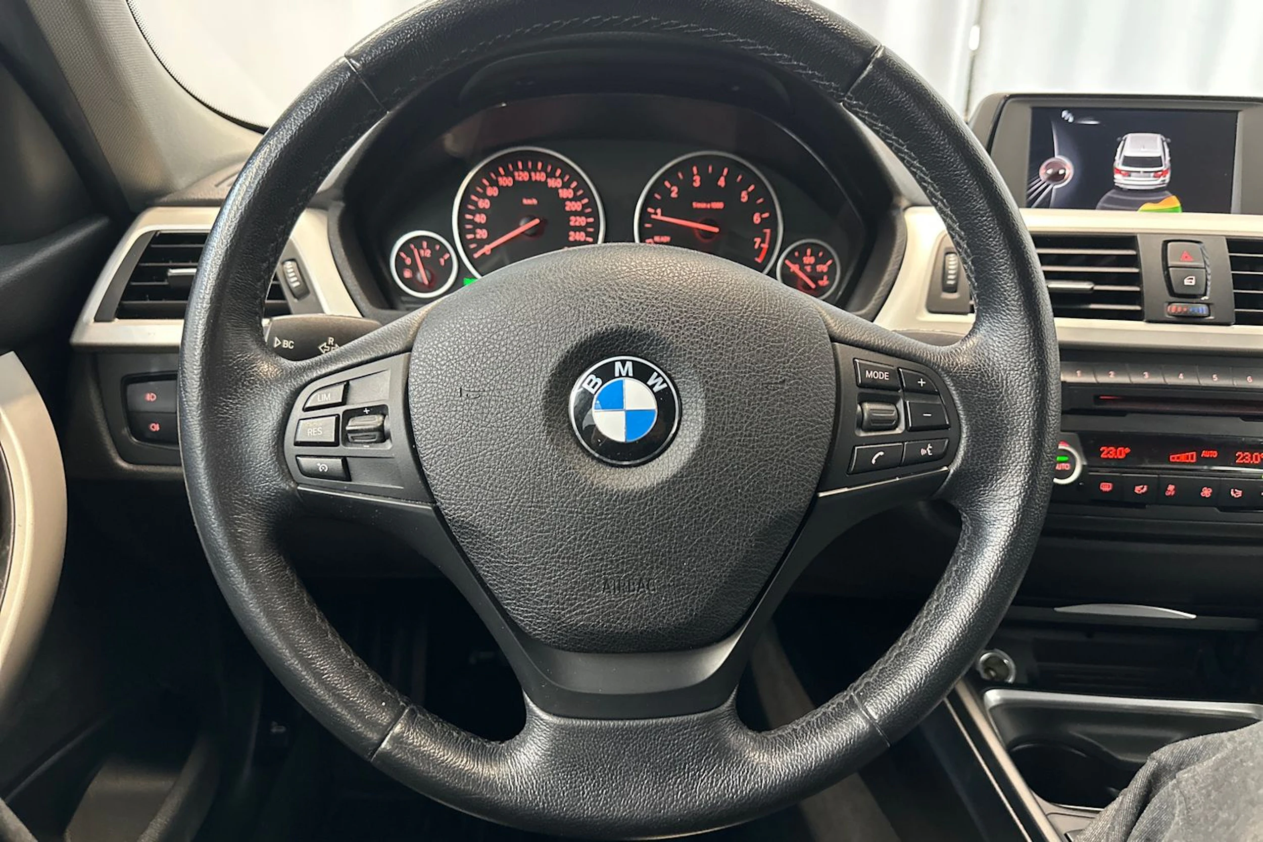 musta BMW 316 2015 kuva 18.