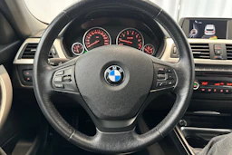 musta BMW 316 2015 kuva 18.
