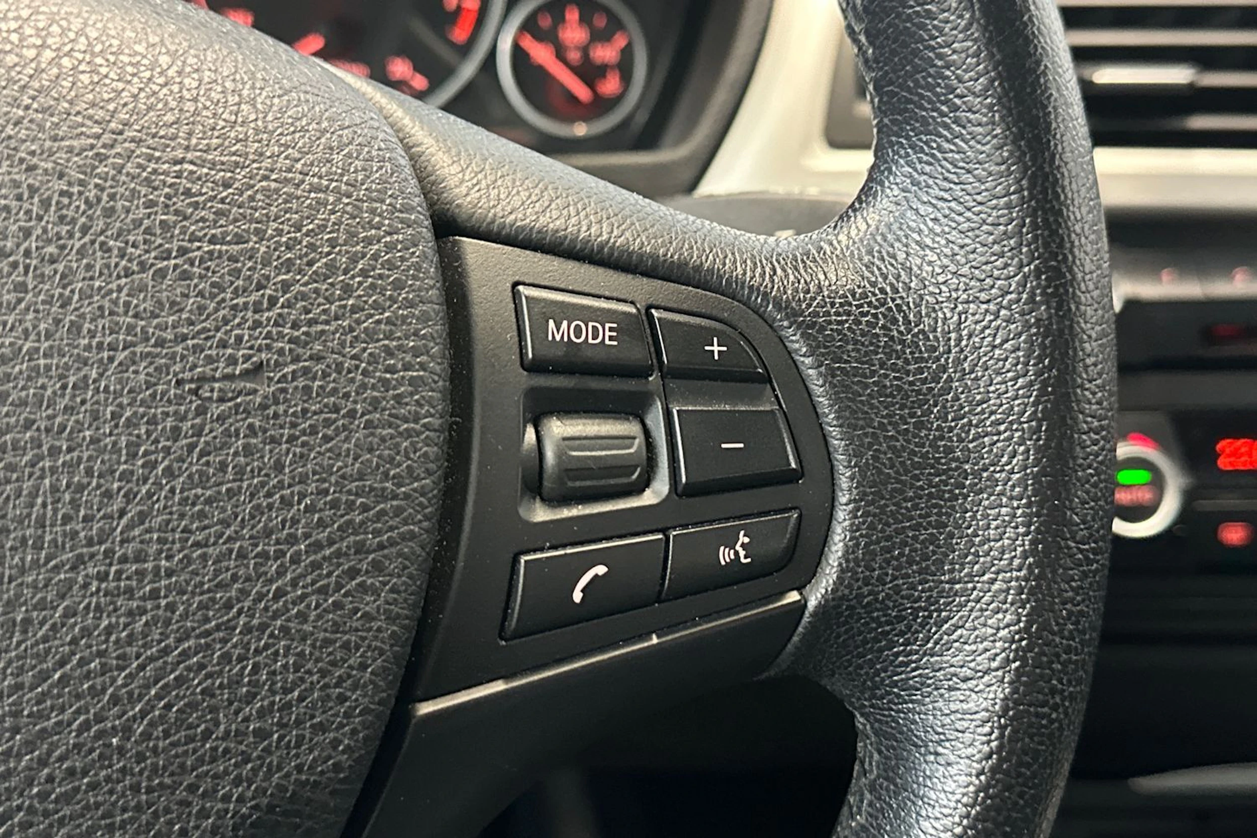 musta BMW 316 2015 kuva 20.
