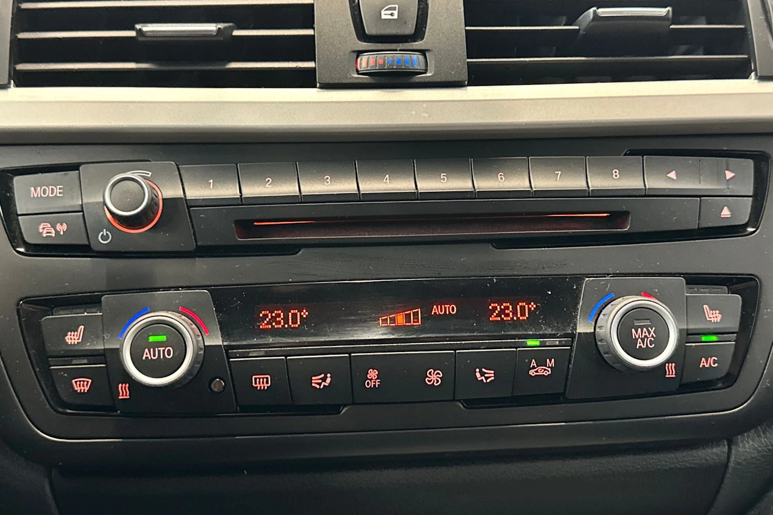 musta BMW 316 2015 kuva 26.