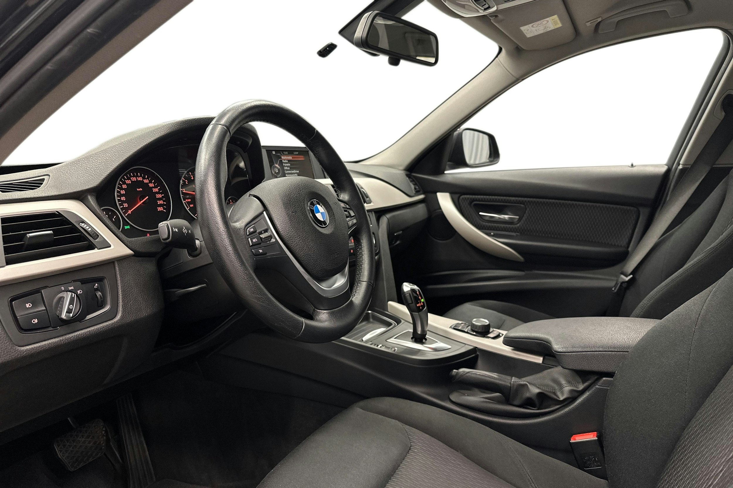musta BMW 316 2015 kuva 7.