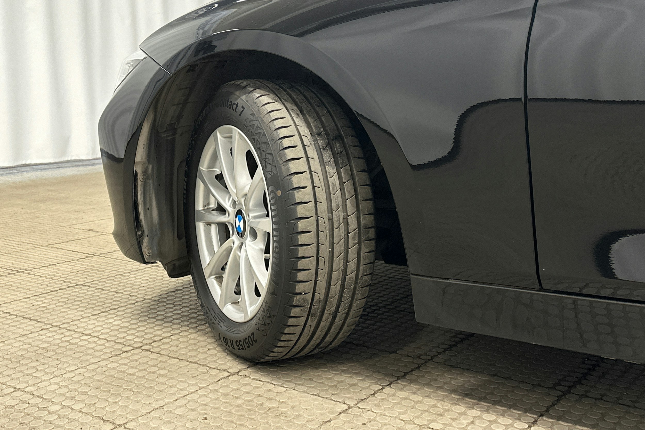 musta BMW 316 2015 kuva 13.