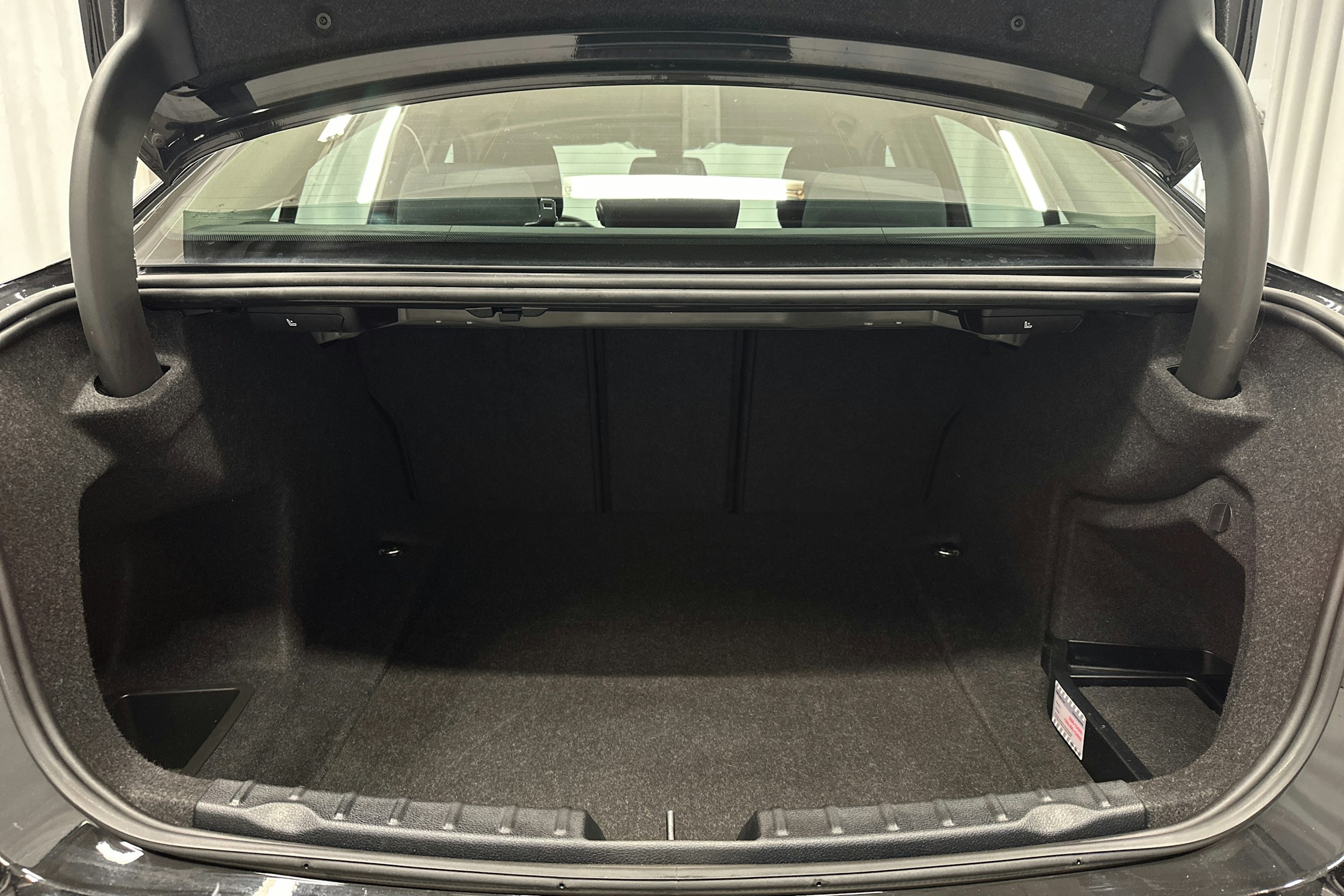 musta BMW 316 2015 kuva 14.