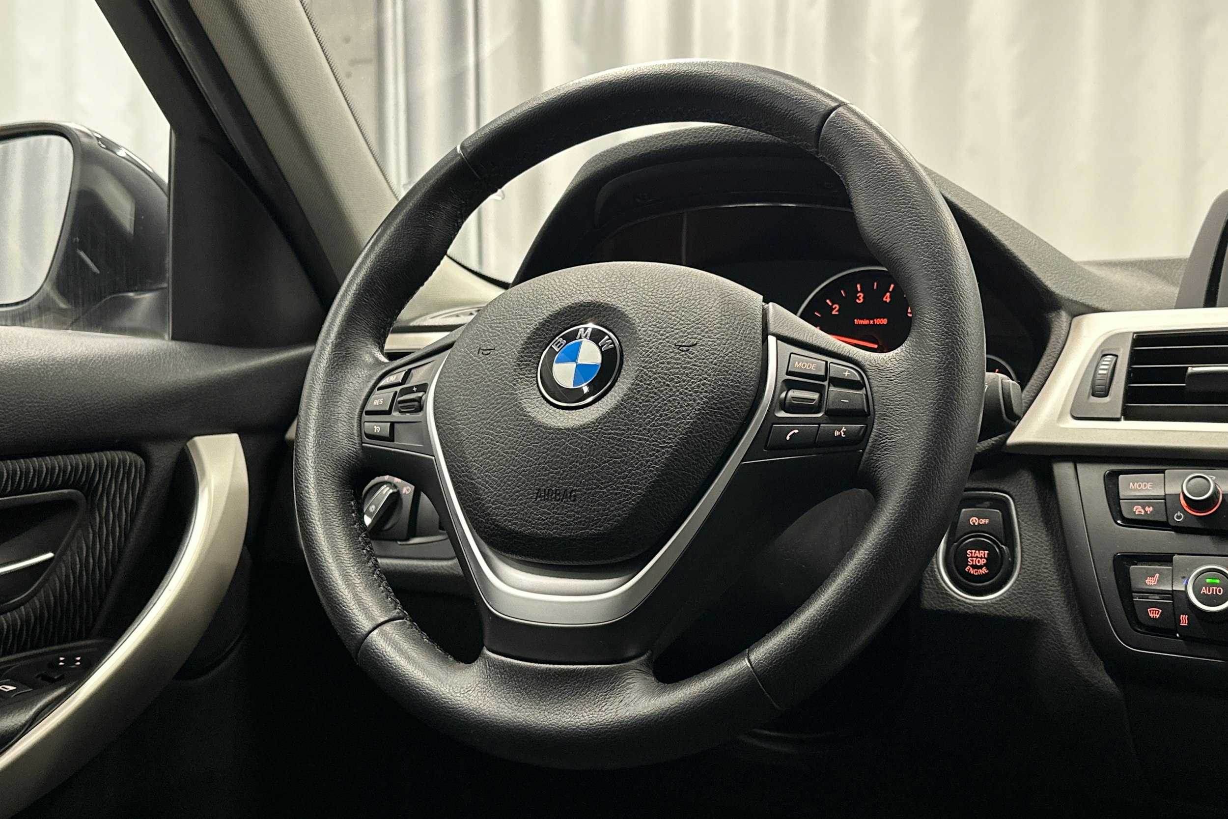 musta BMW 316 2015 kuva 16.