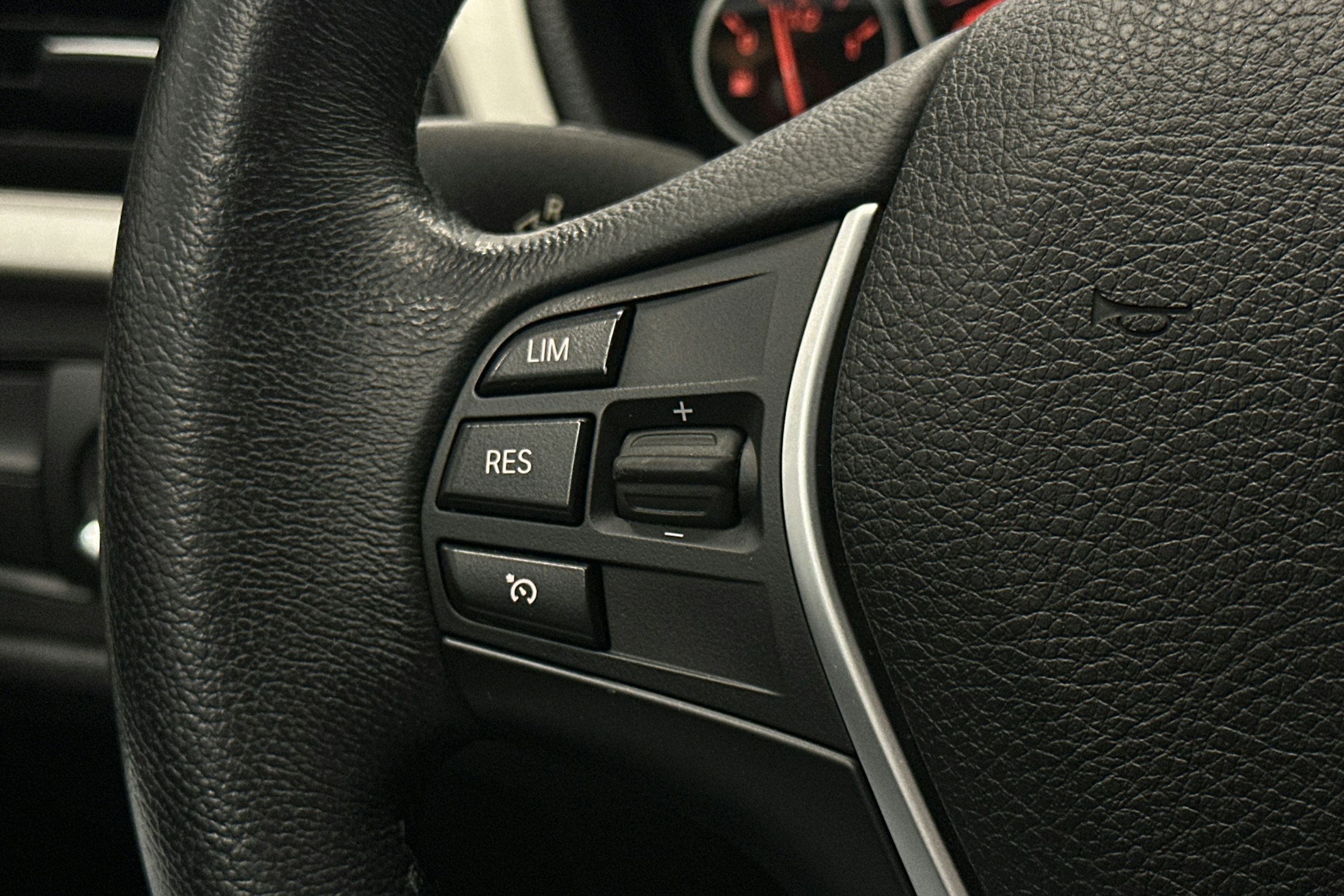 musta BMW 316 2015 kuva 17.