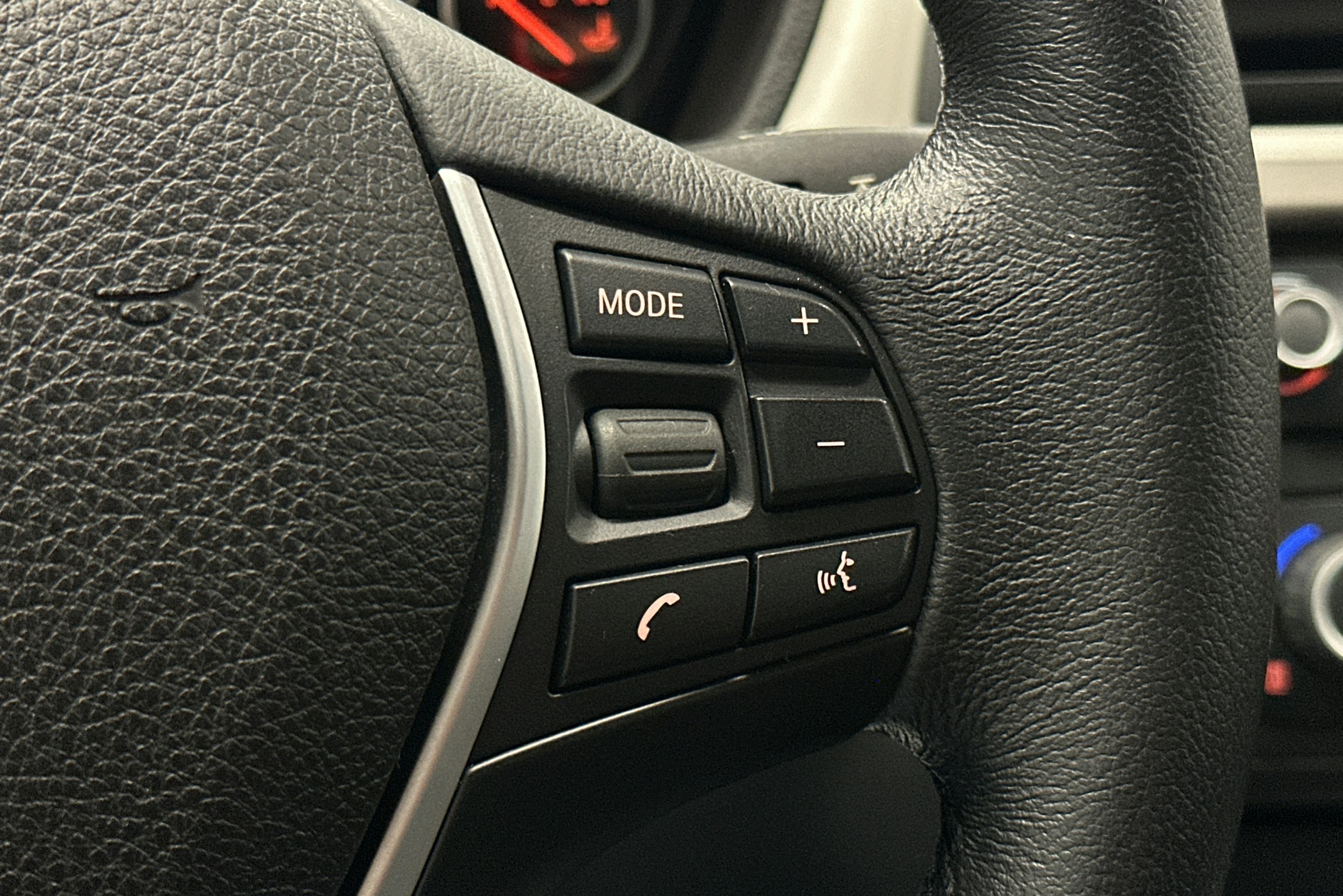 musta BMW 316 2015 kuva 18.