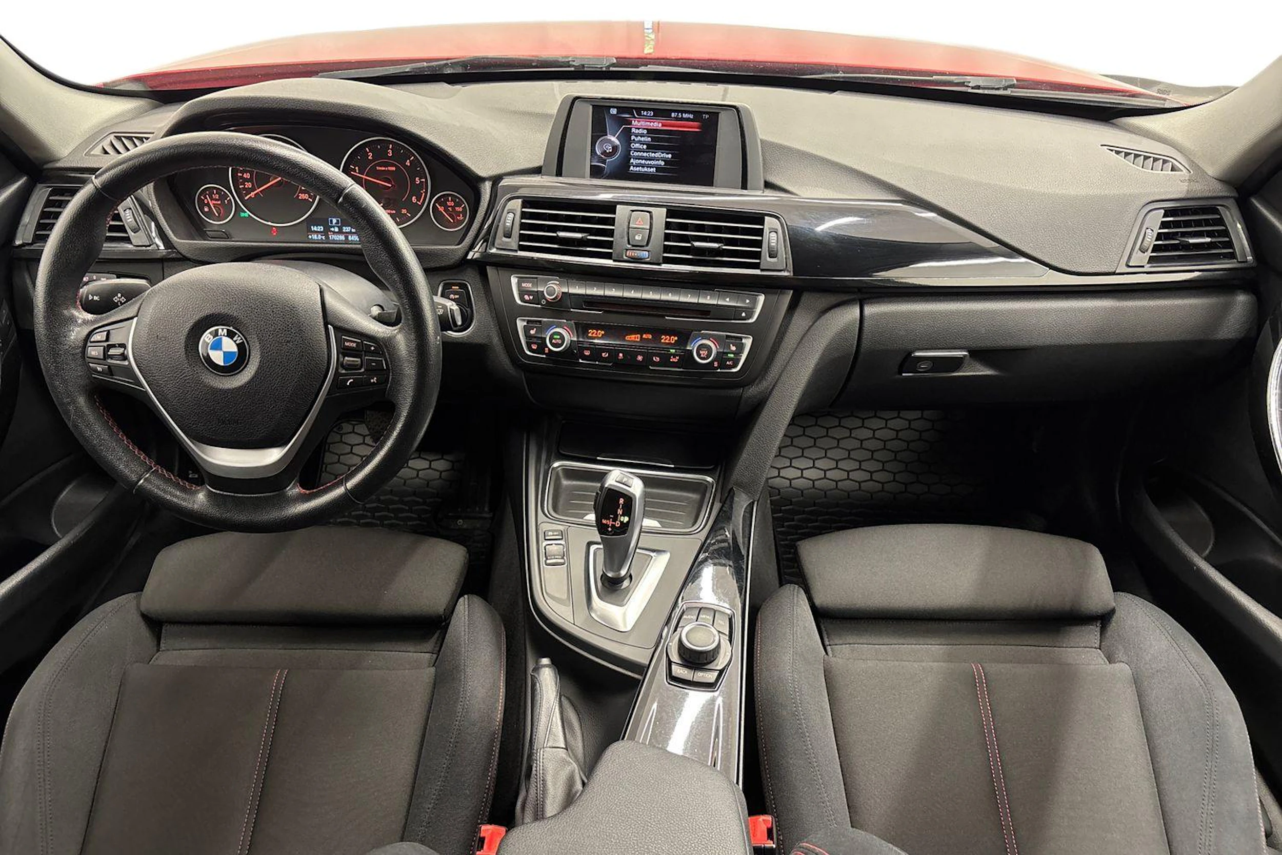 punainen BMW 316 2015 kuva 7.