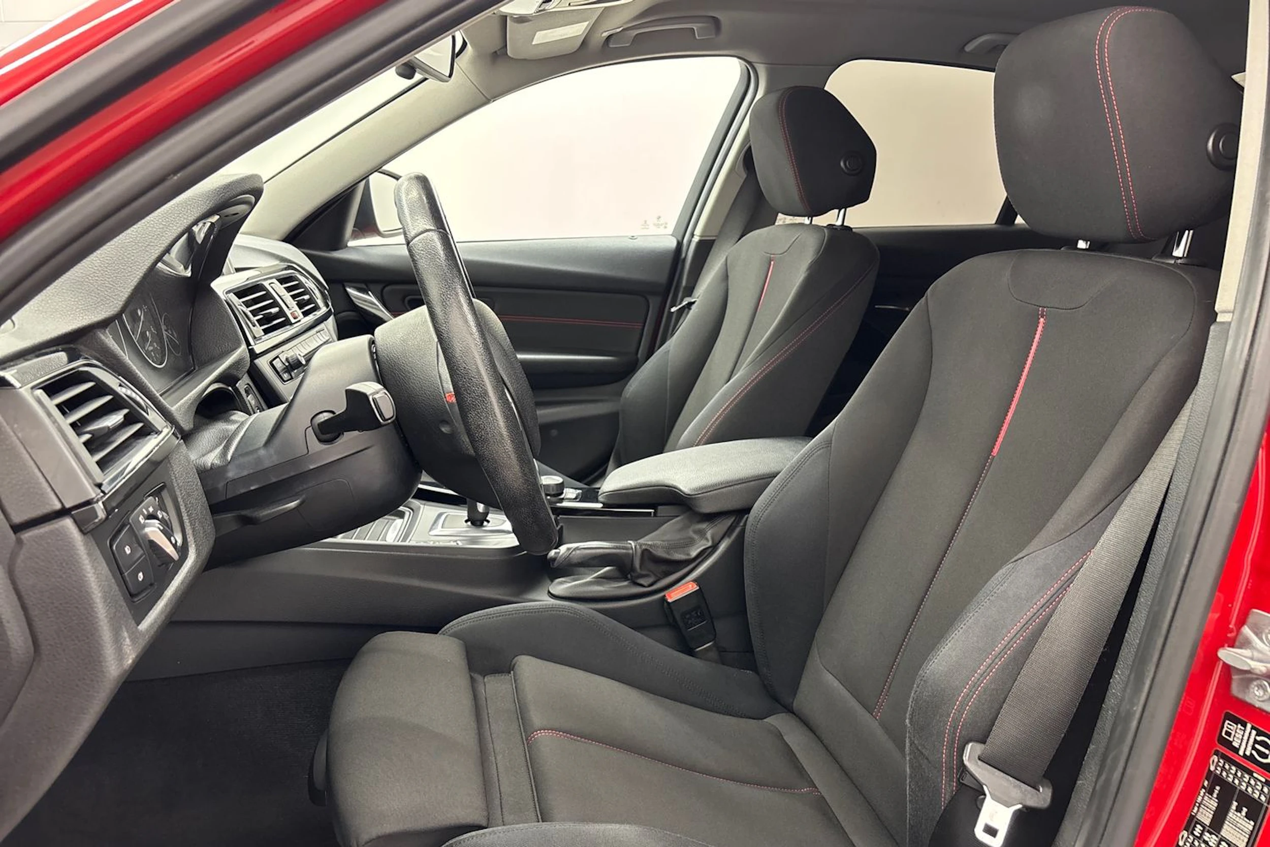 punainen BMW 316 2015 kuva 11.
