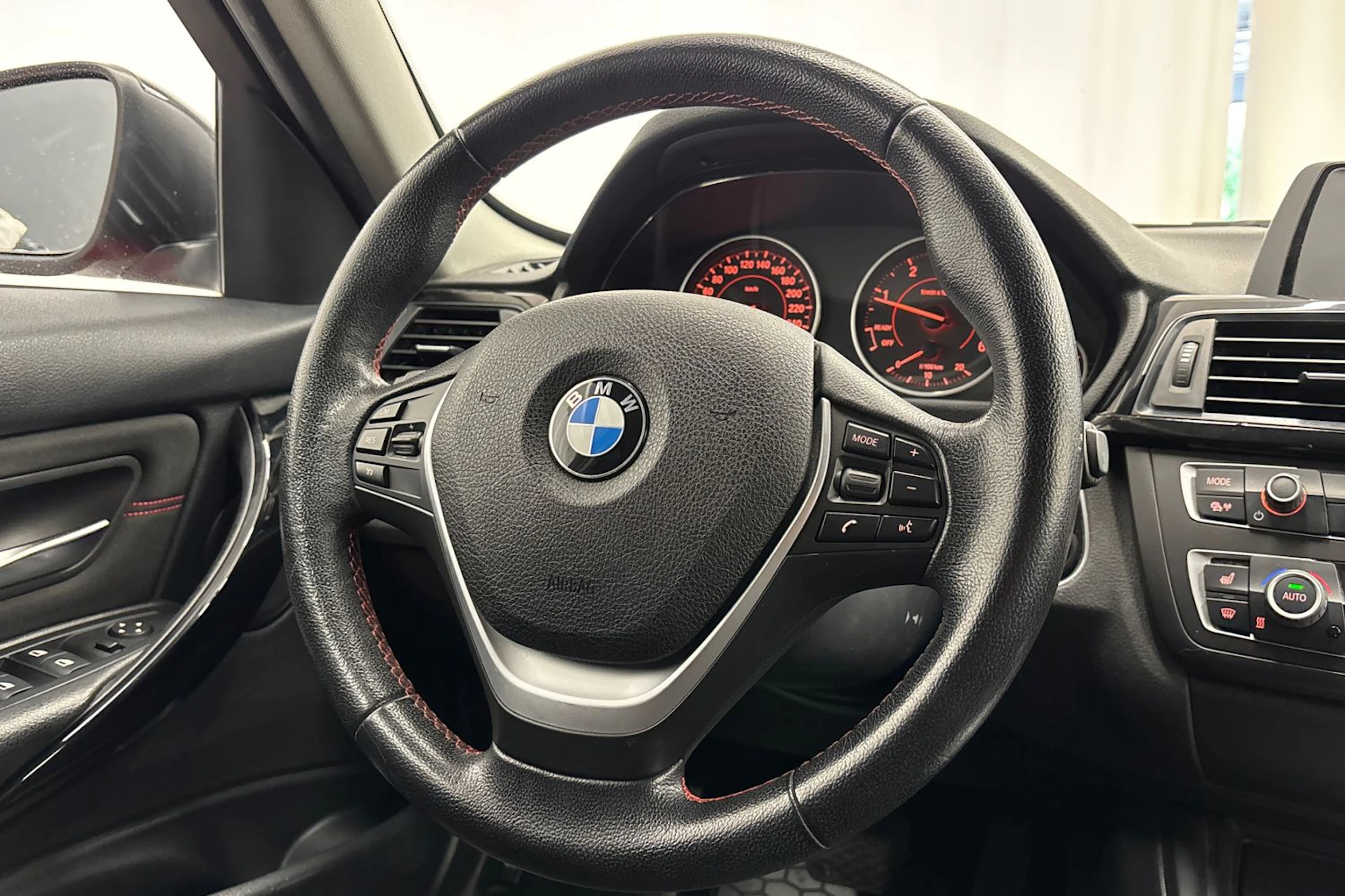 punainen BMW 316 2015 kuva 12.