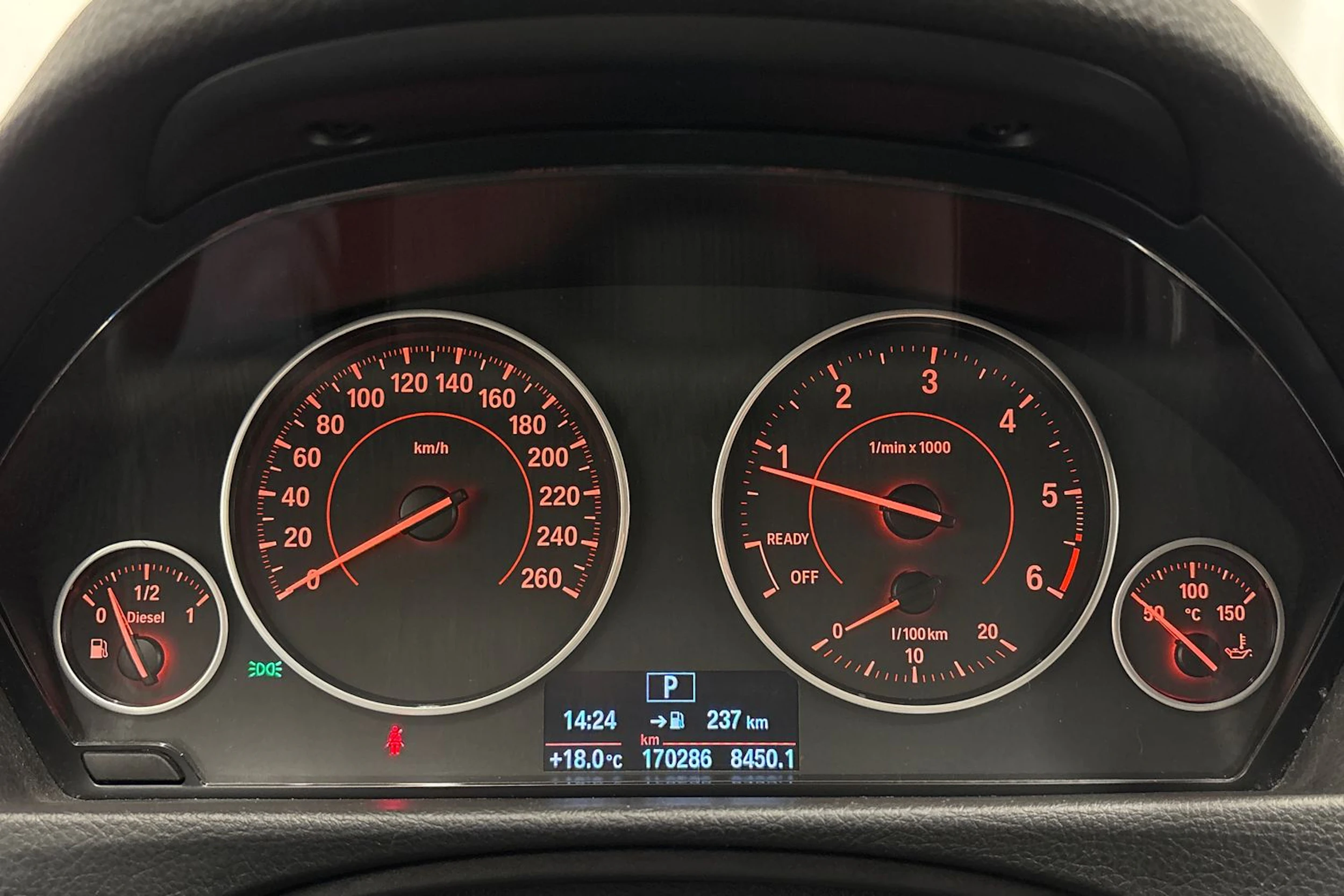 punainen BMW 316 2015 kuva 15.