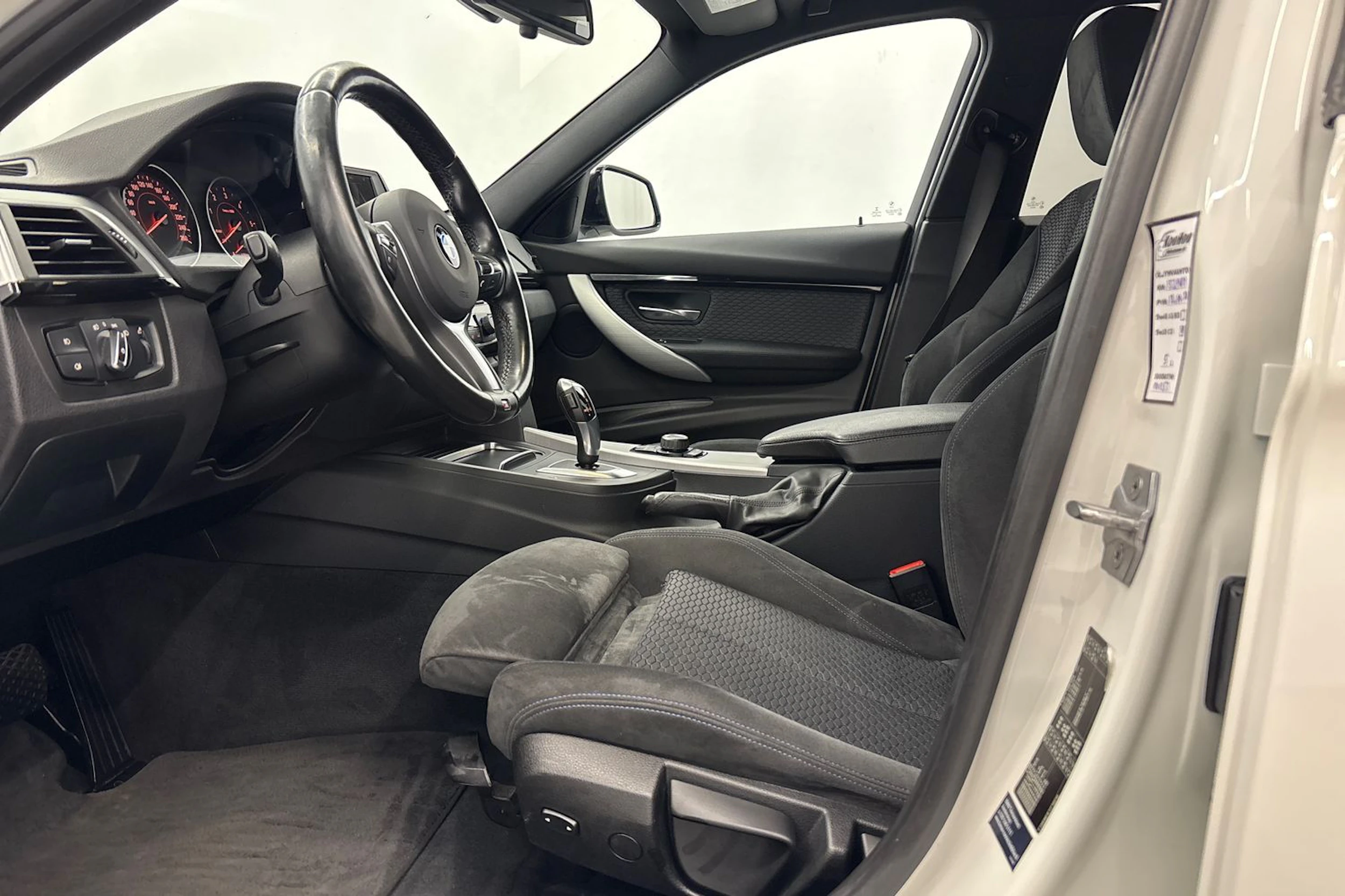 valkoinen BMW 316 2017 kuva 11.
