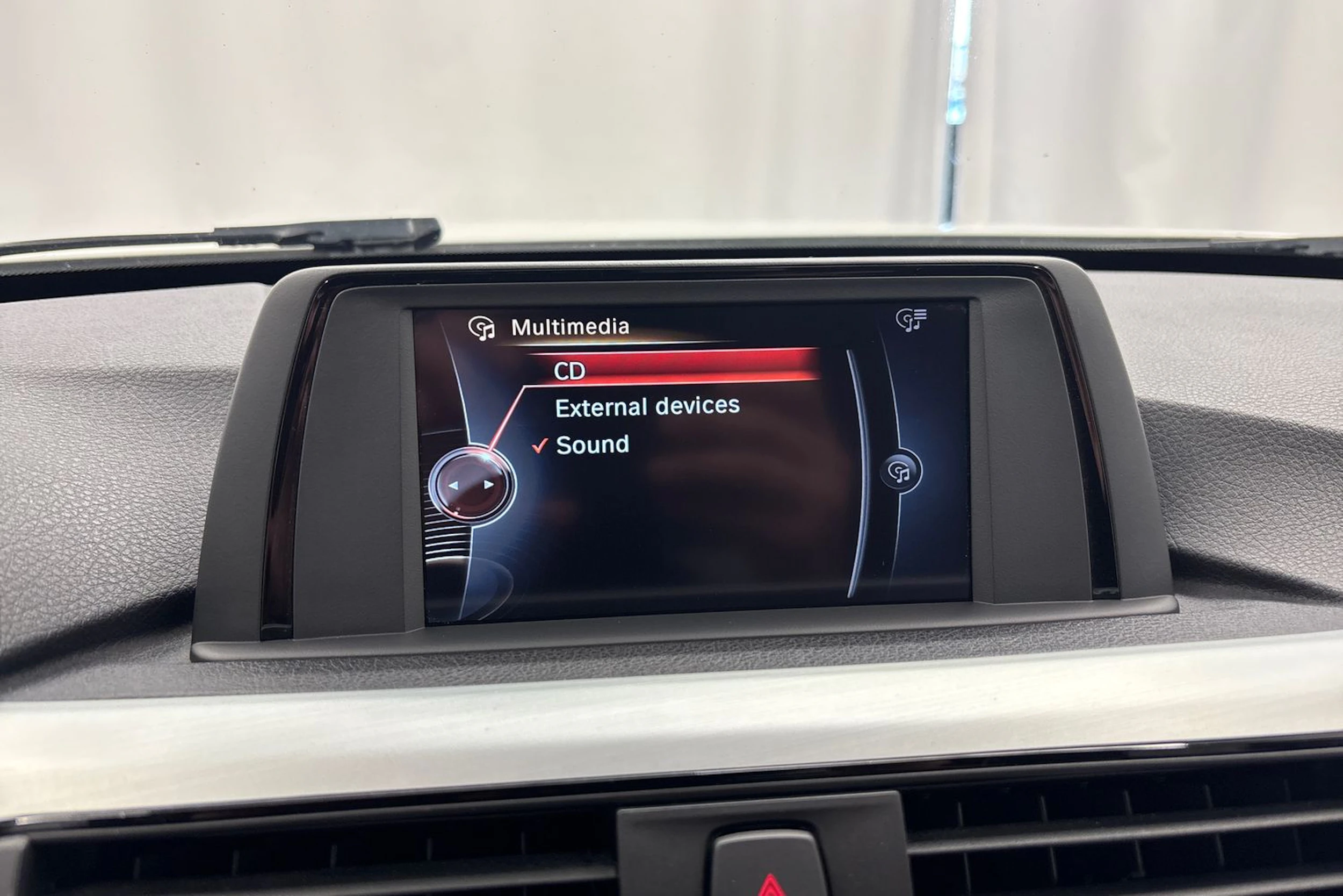 valkoinen BMW 316 2017 kuva 18.