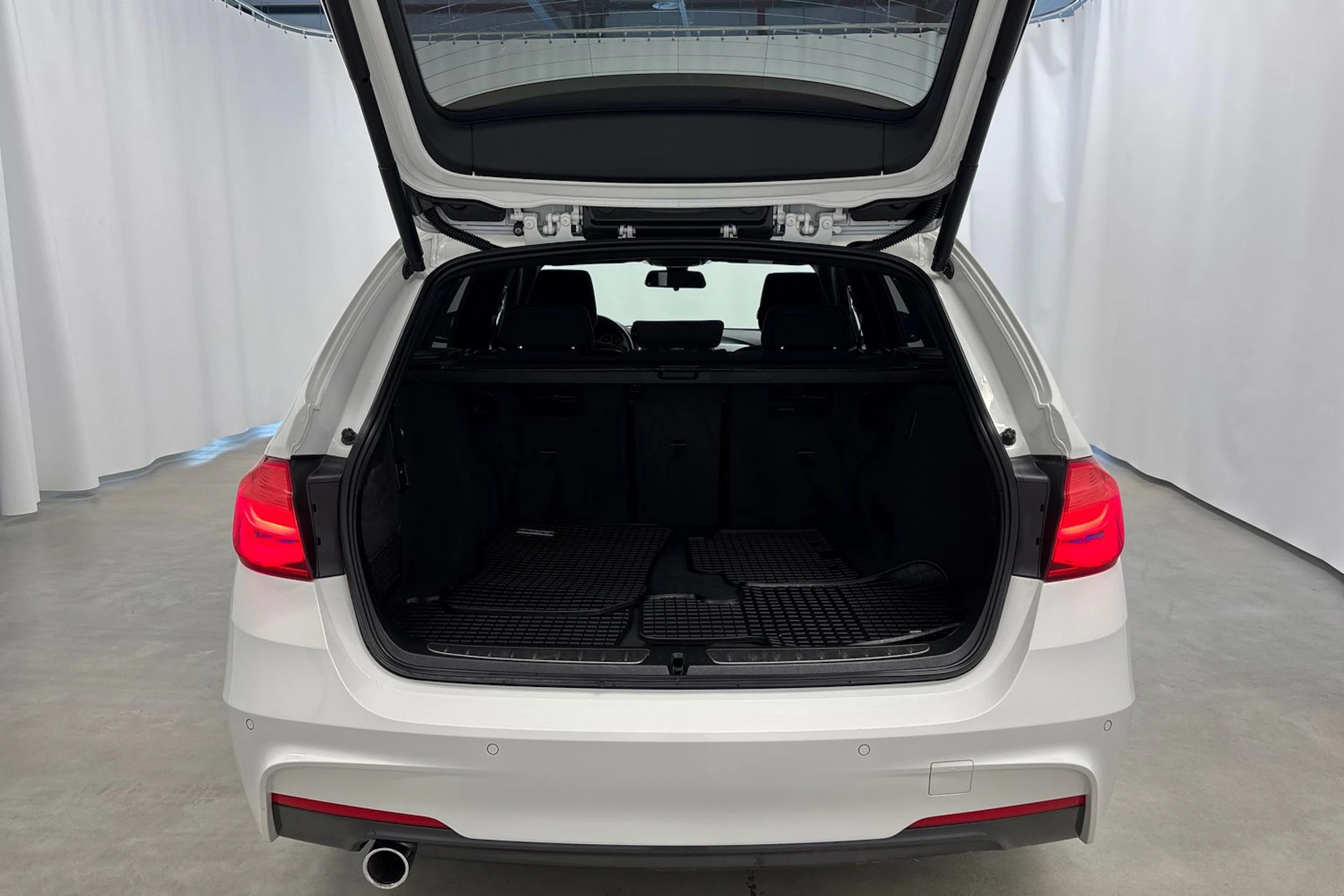 valkoinen BMW 316 2017 kuva 19.