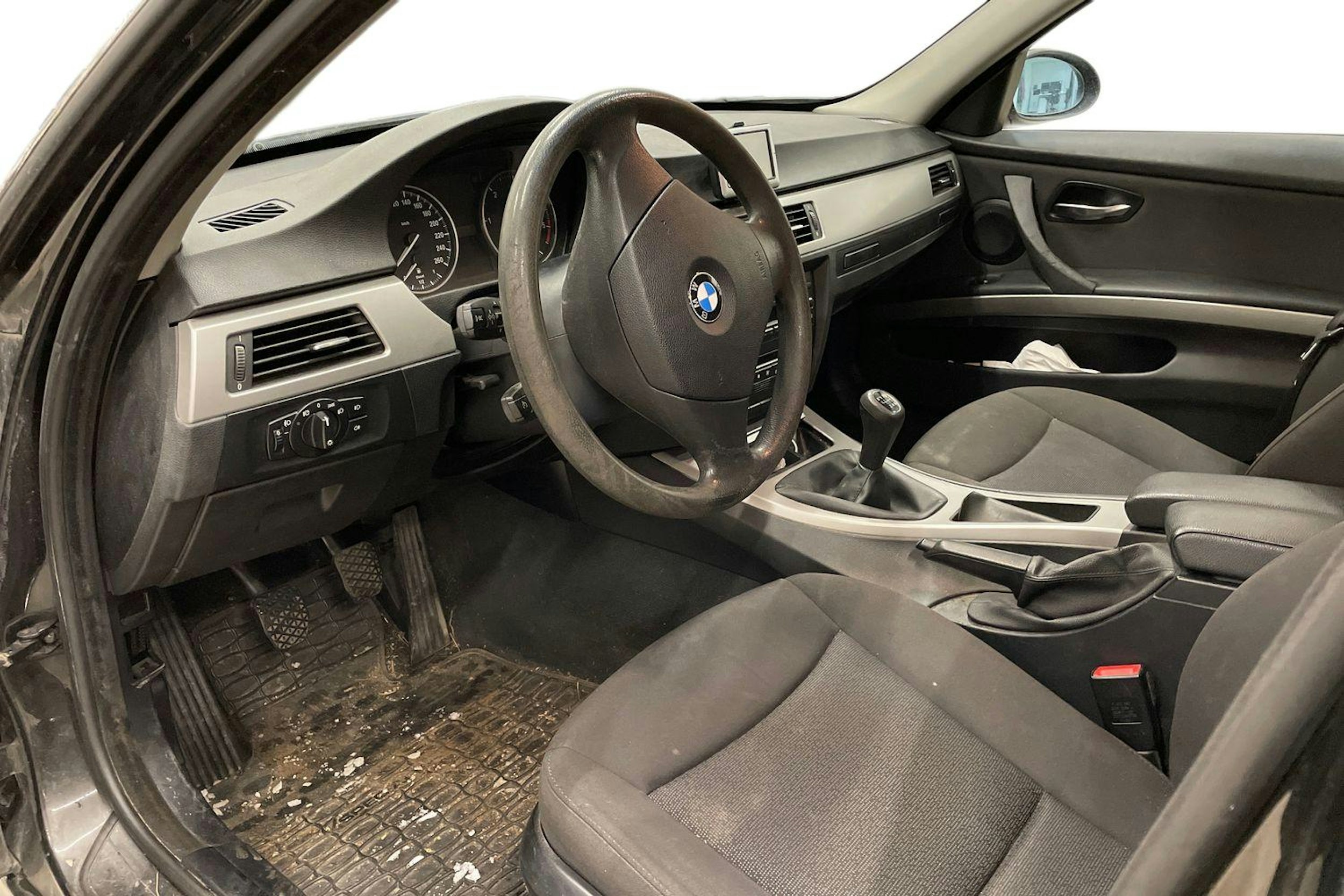 musta BMW 318 2008 kuva 6.