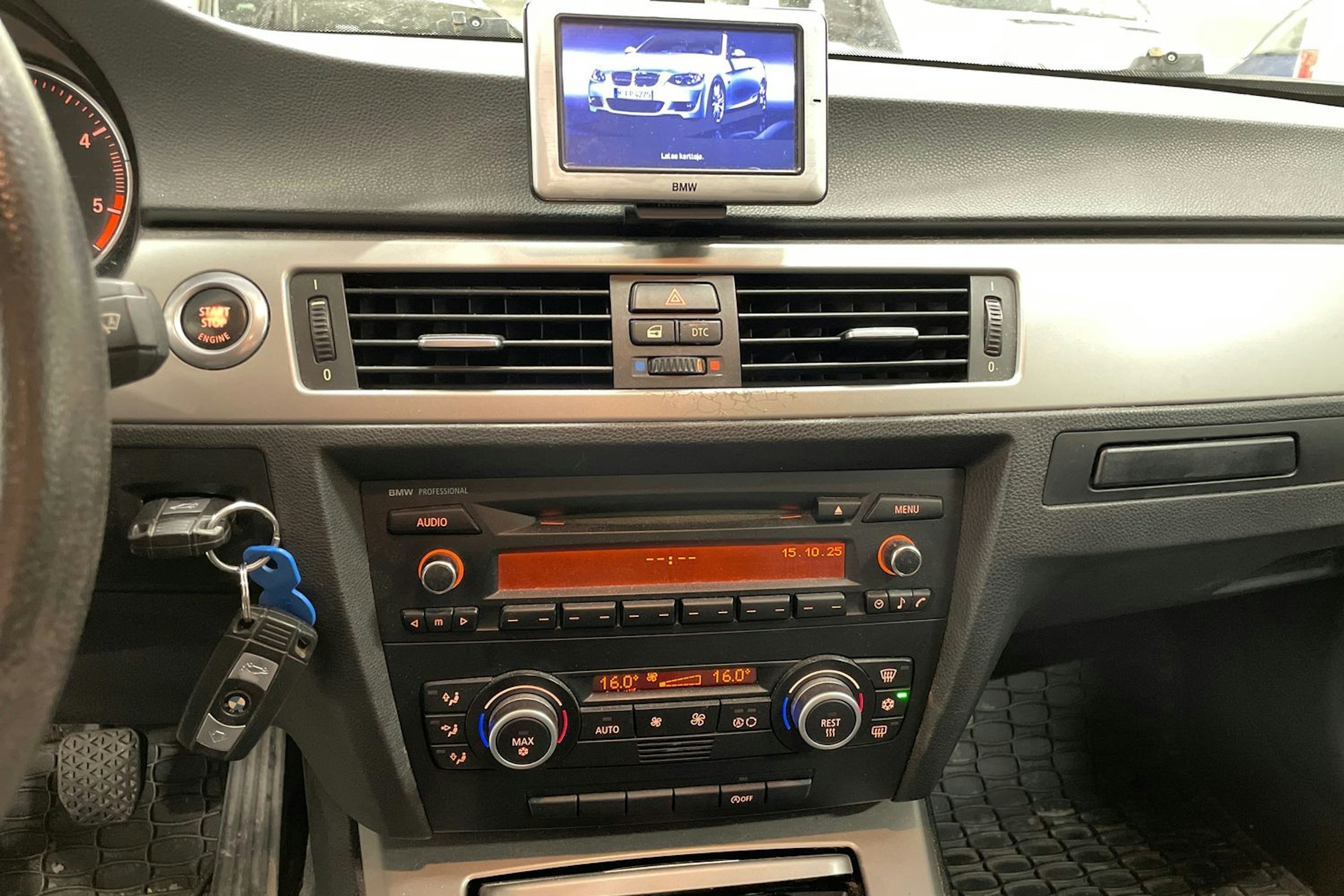 musta BMW 318 2008 kuva 12.