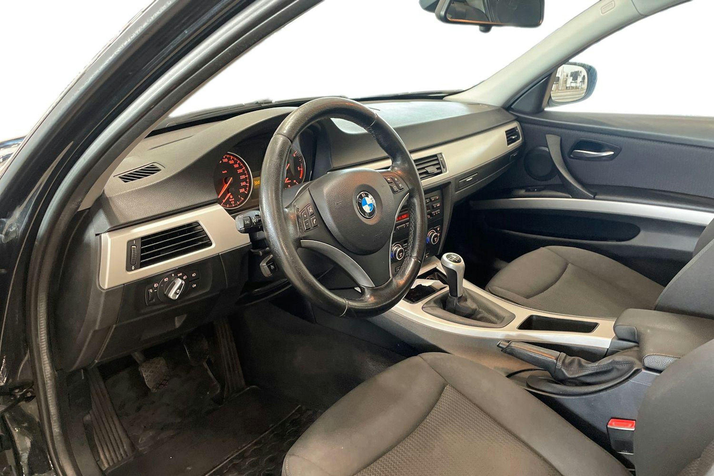 Musta BMW 318 2009 kuva 7.