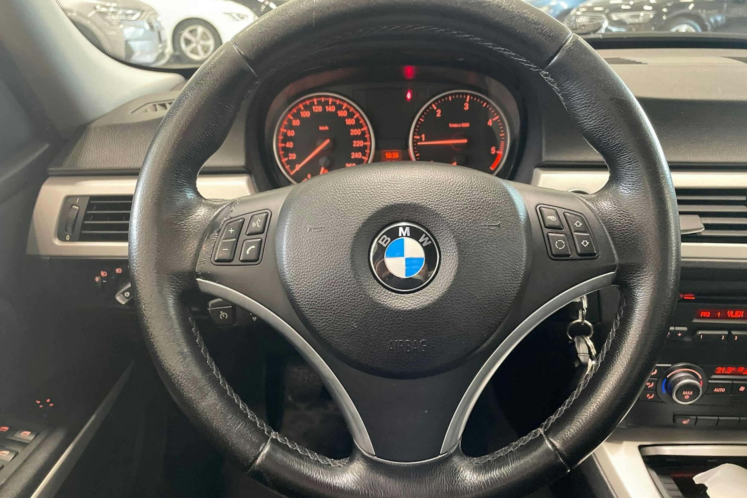 Musta BMW 318 2009 kuva 15.