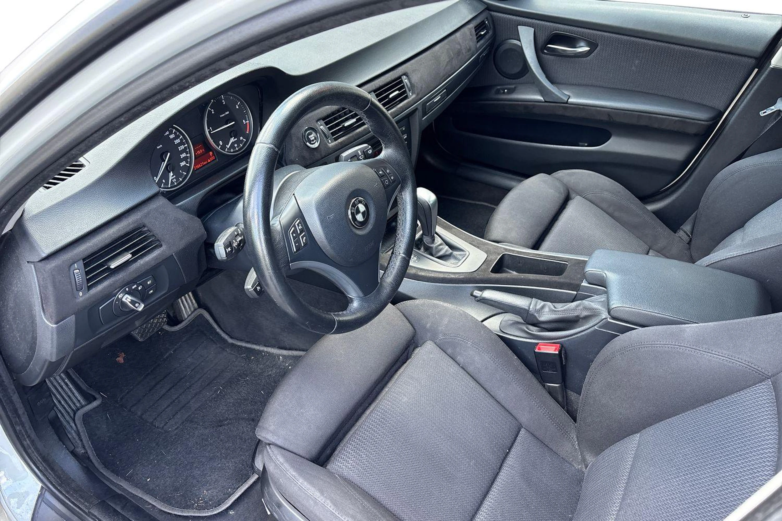 valkoinen BMW 318 2010 kuva 3.