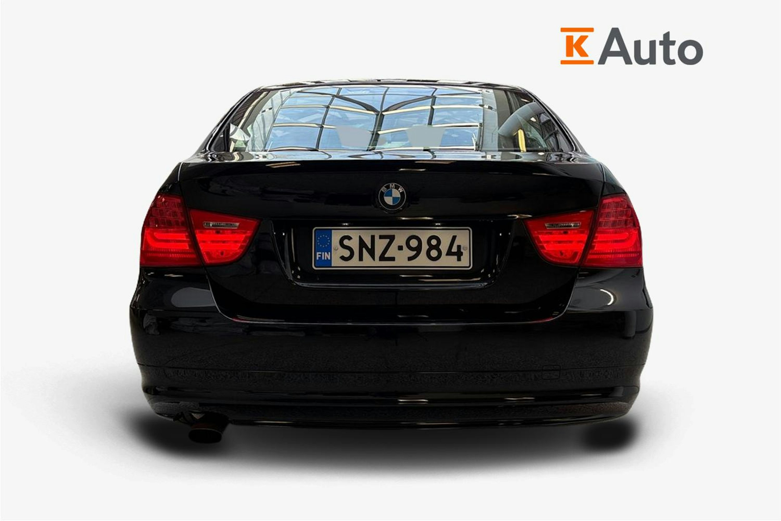 musta BMW 318 2010 kuva 3.
