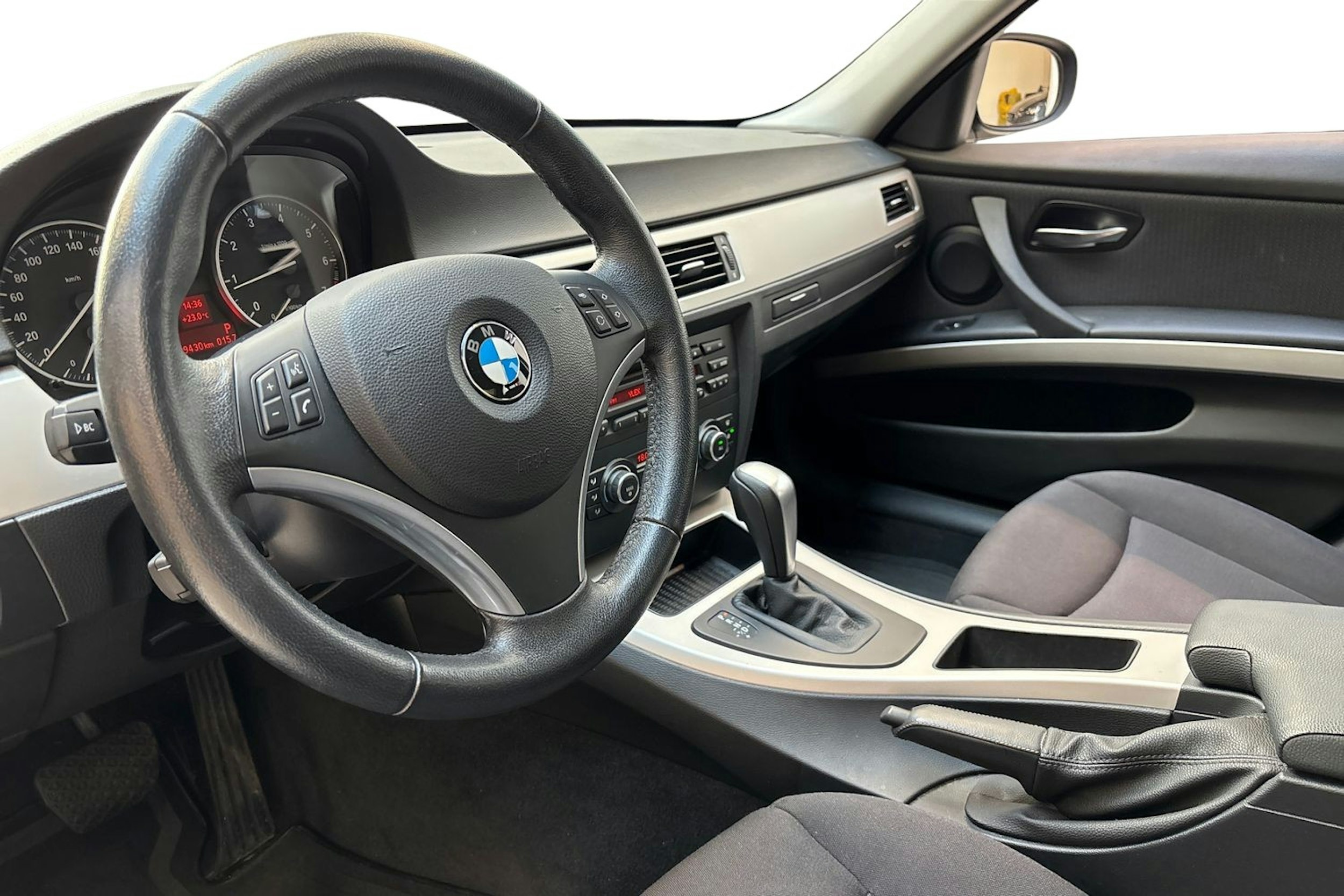 musta BMW 318 2010 kuva 7.