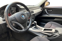 musta BMW 318 2010 kuva 7.