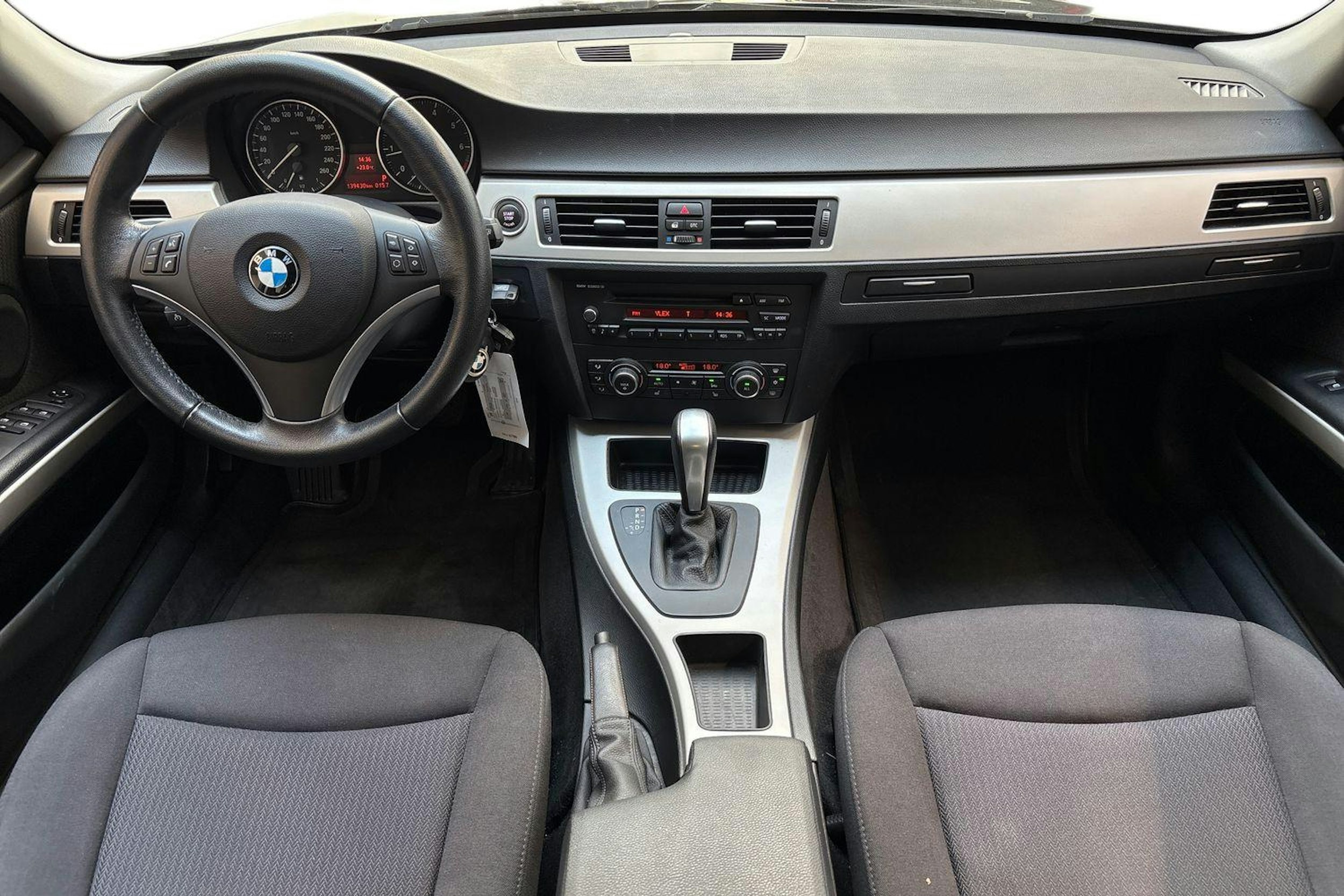 musta BMW 318 2010 kuva 9.