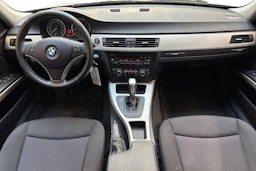 musta BMW 318 2010 kuva 9.