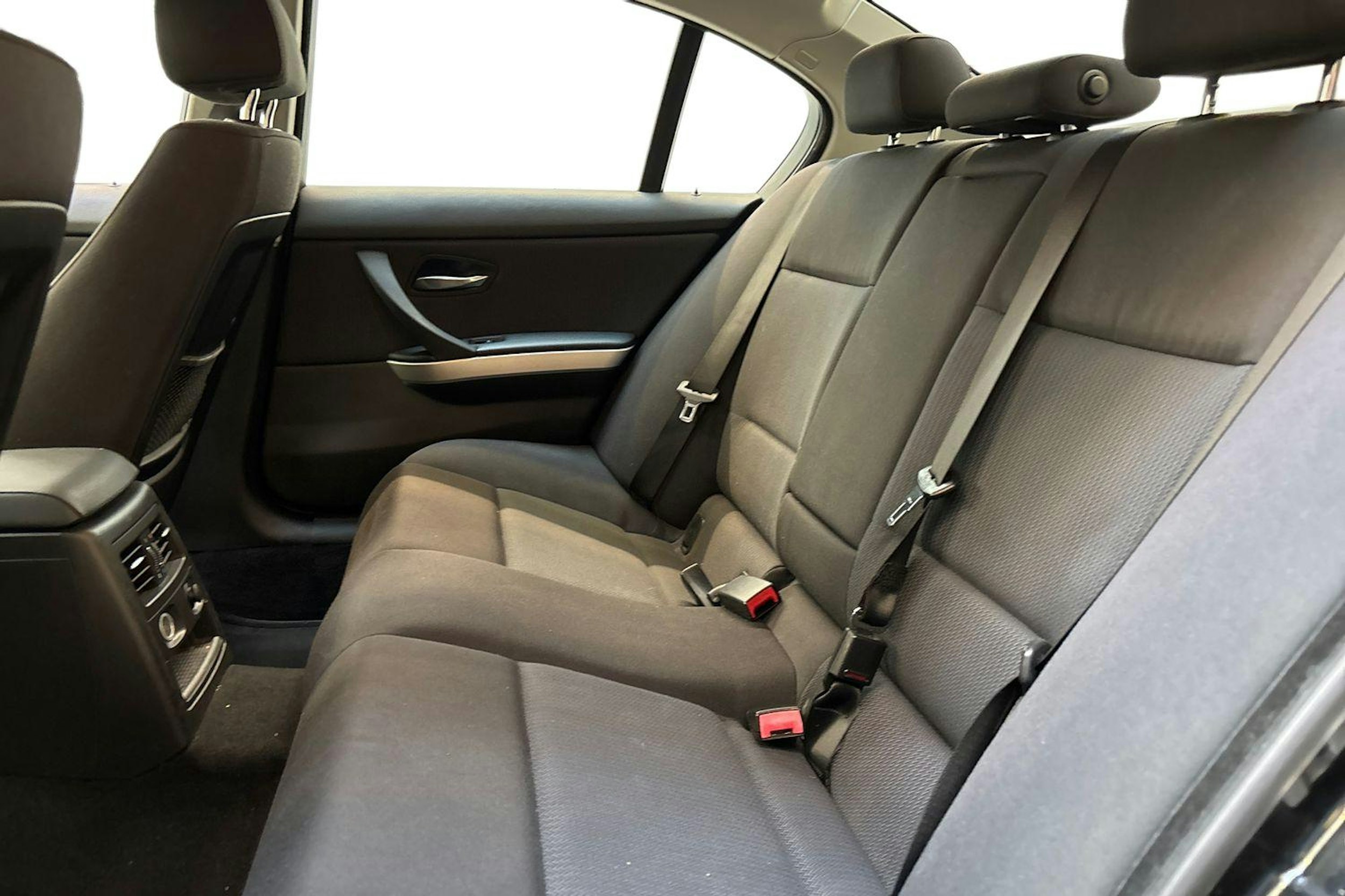 musta BMW 318 2010 kuva 10.