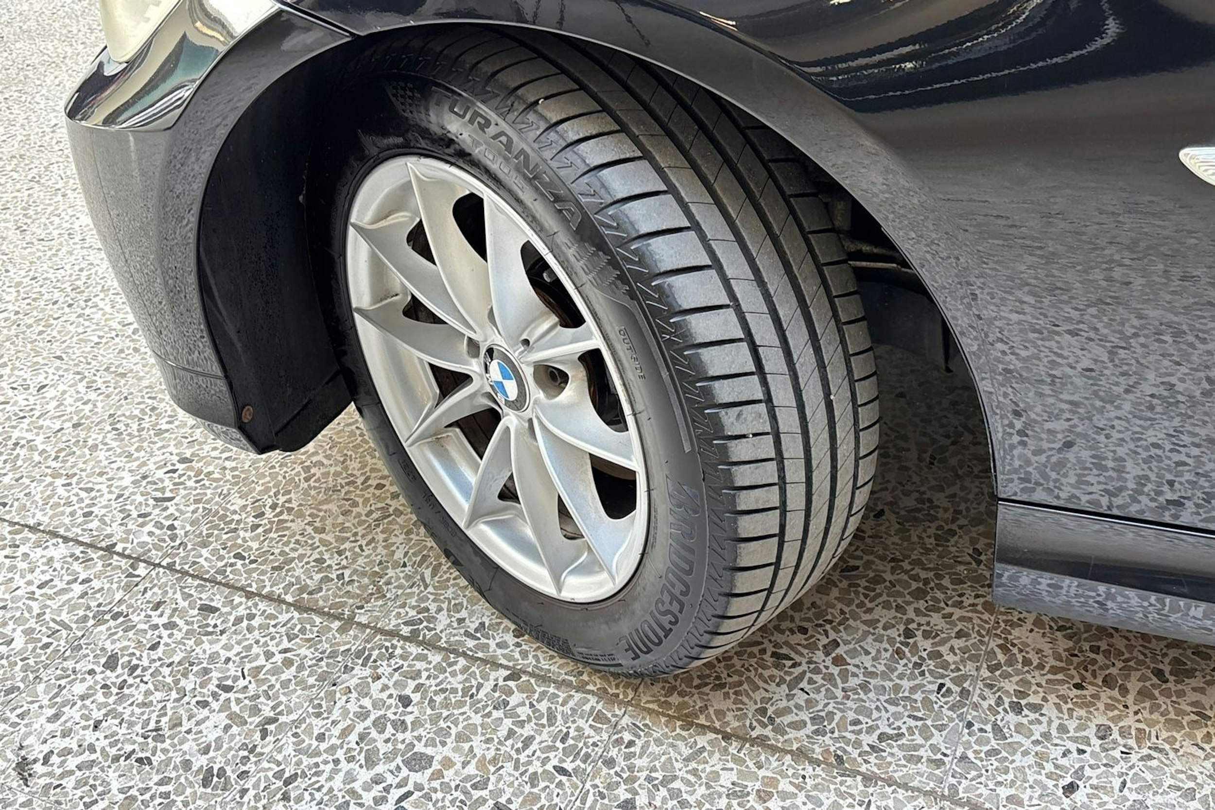 musta BMW 318 2010 kuva 13.