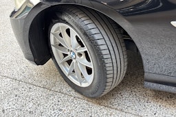 musta BMW 318 2010 kuva 13.