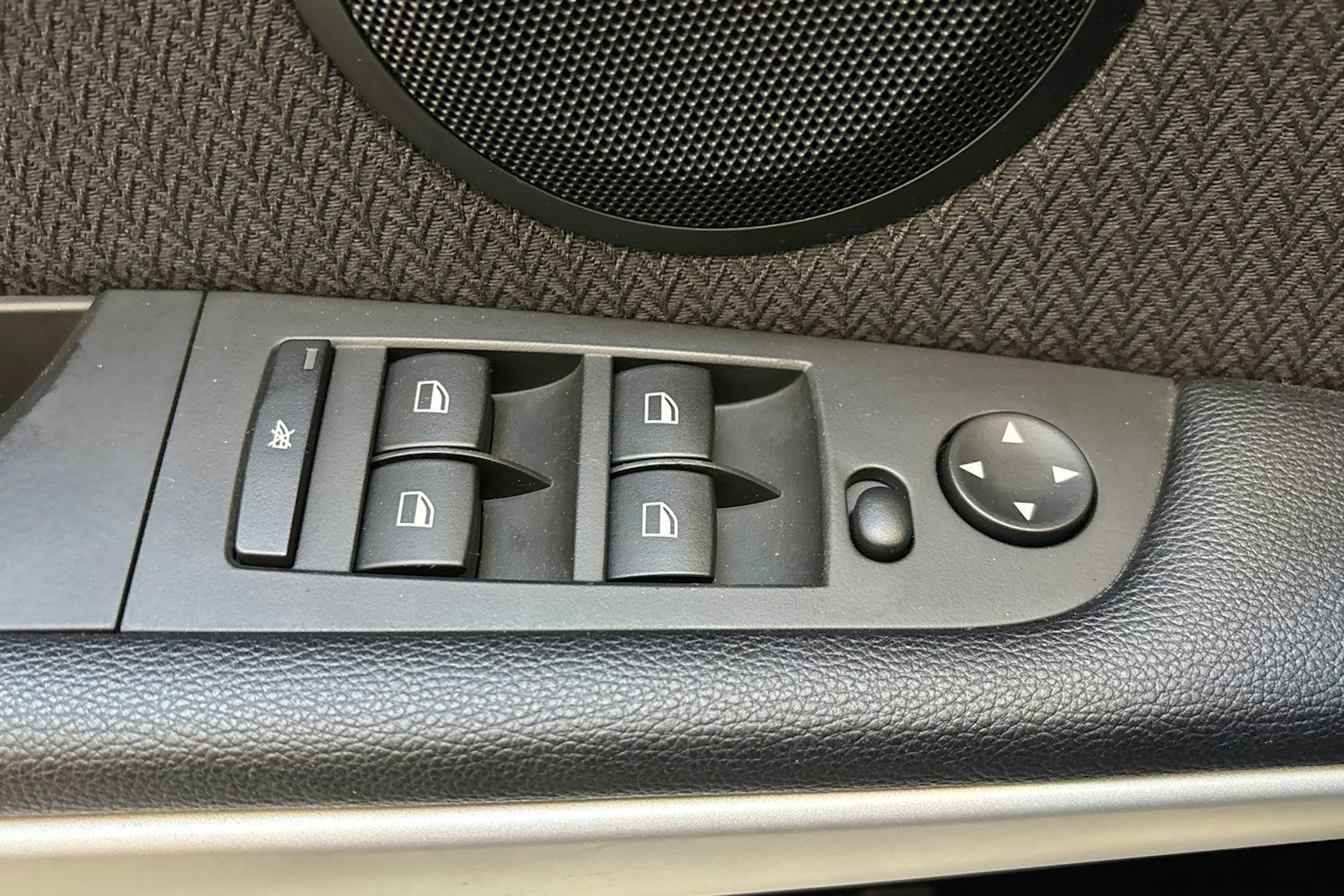 musta BMW 318 2010 kuva 15.