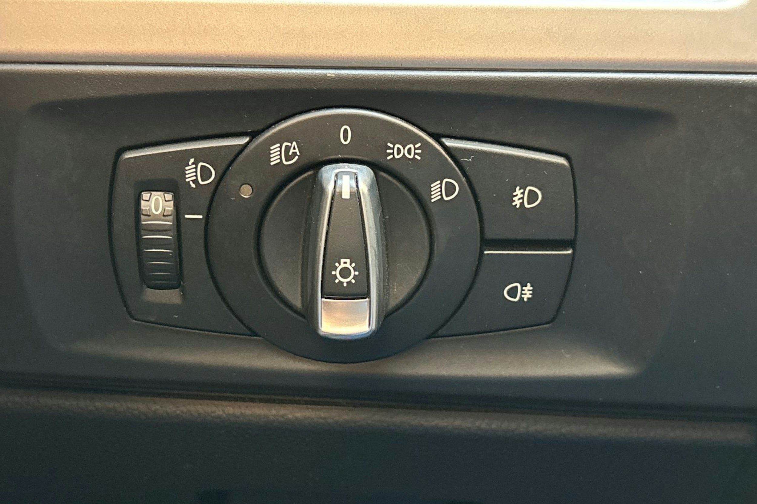 musta BMW 318 2010 kuva 16.