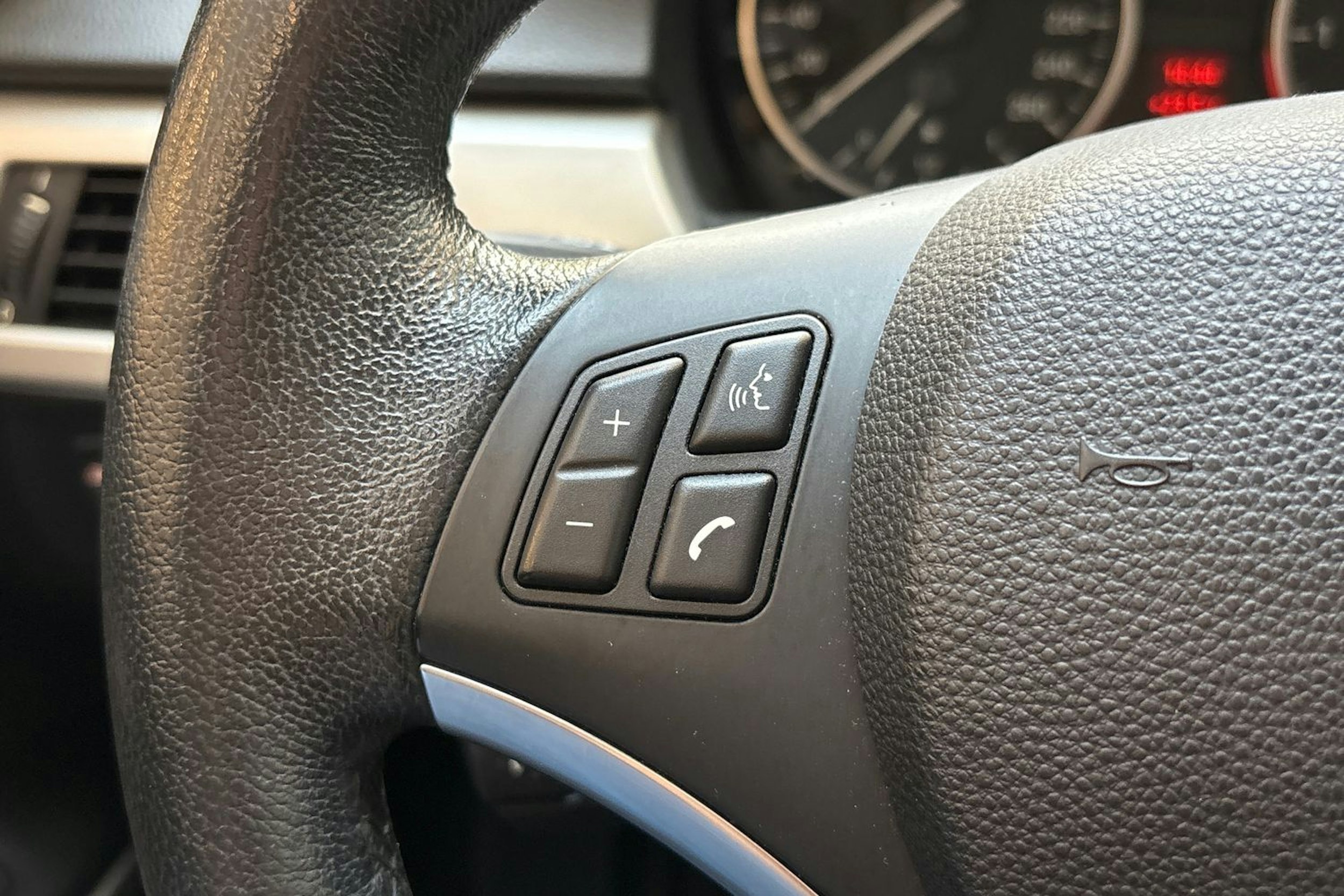 musta BMW 318 2010 kuva 17.