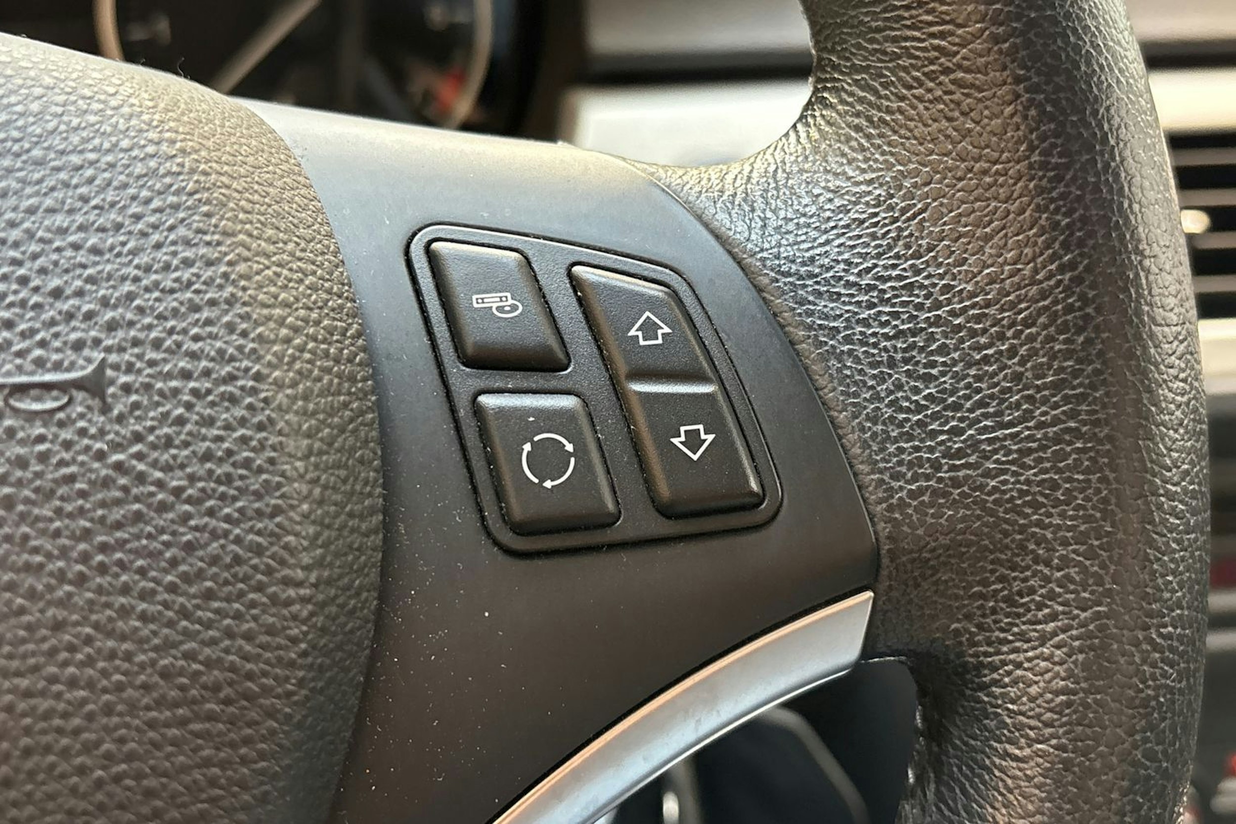 musta BMW 318 2010 kuva 18.