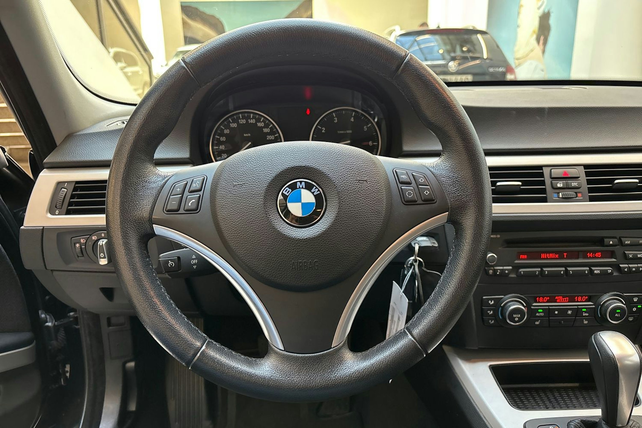 musta BMW 318 2010 kuva 20.