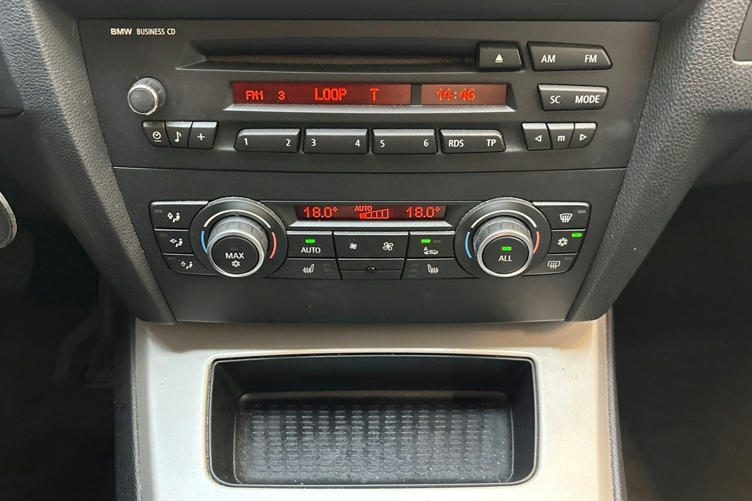 musta BMW 318 2010 kuva 22.