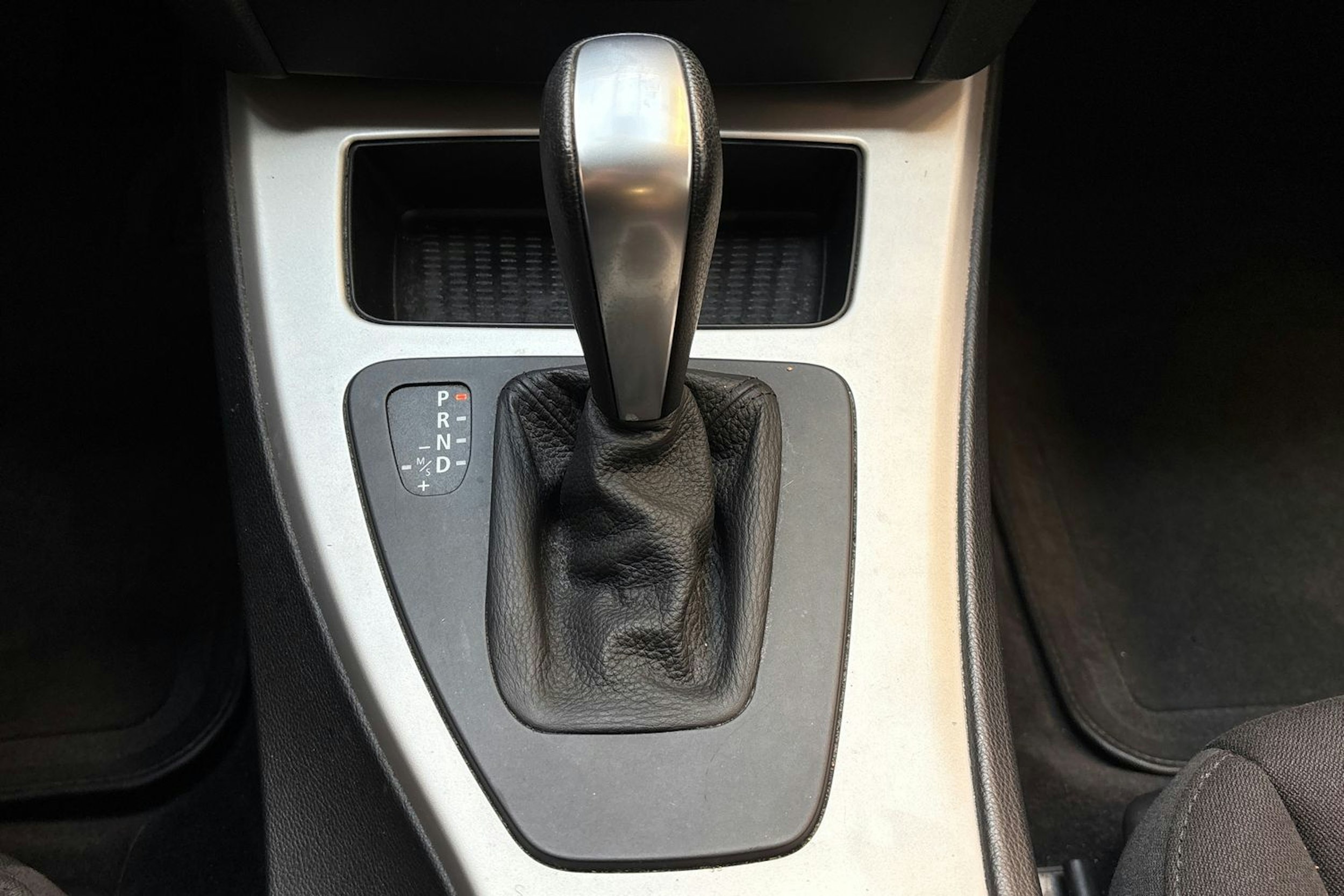 musta BMW 318 2010 kuva 23.