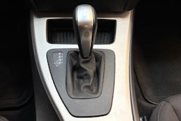 musta BMW 318 2010 kuva 23.