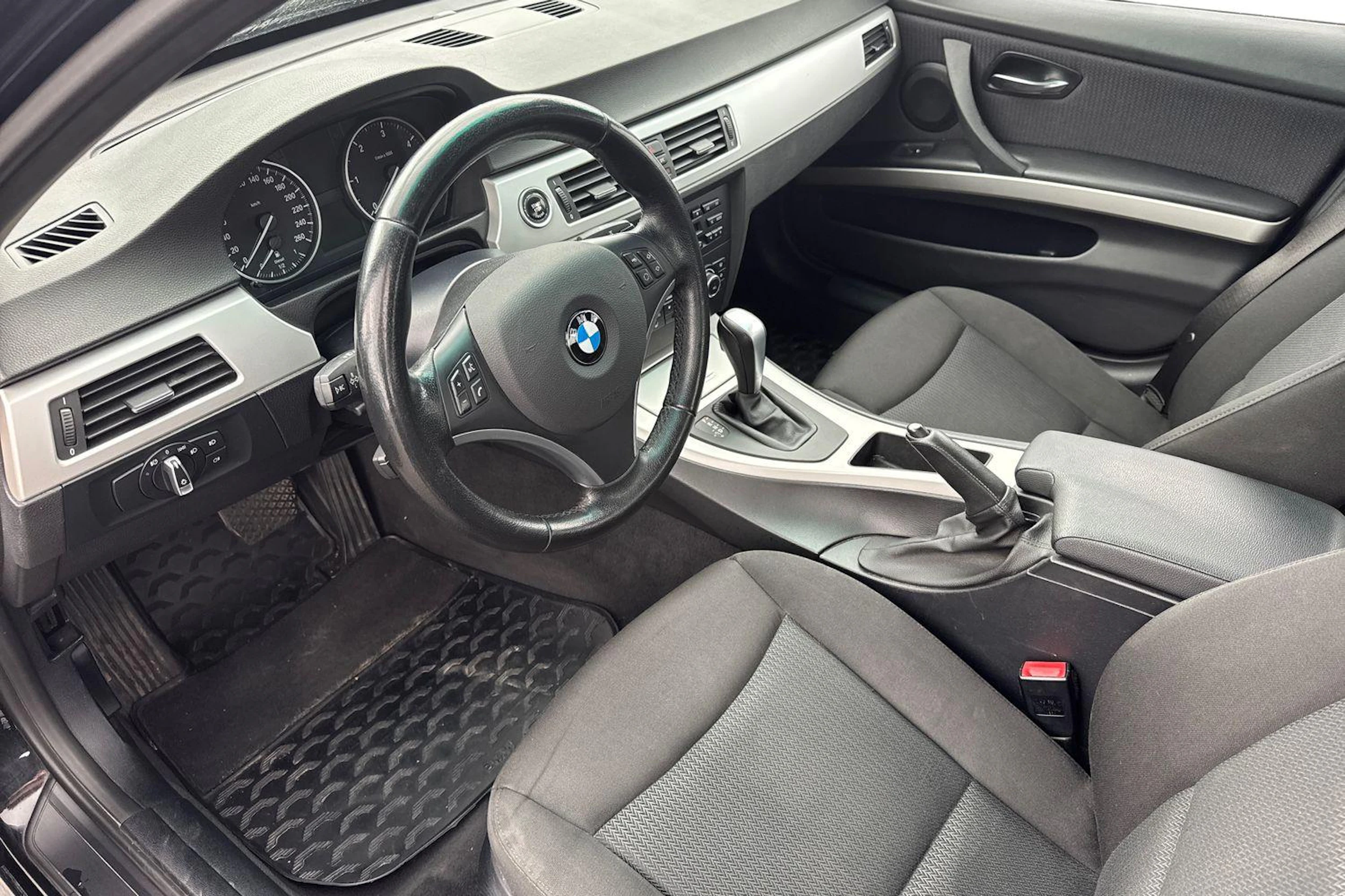 musta BMW 318 2011 kuva 3.