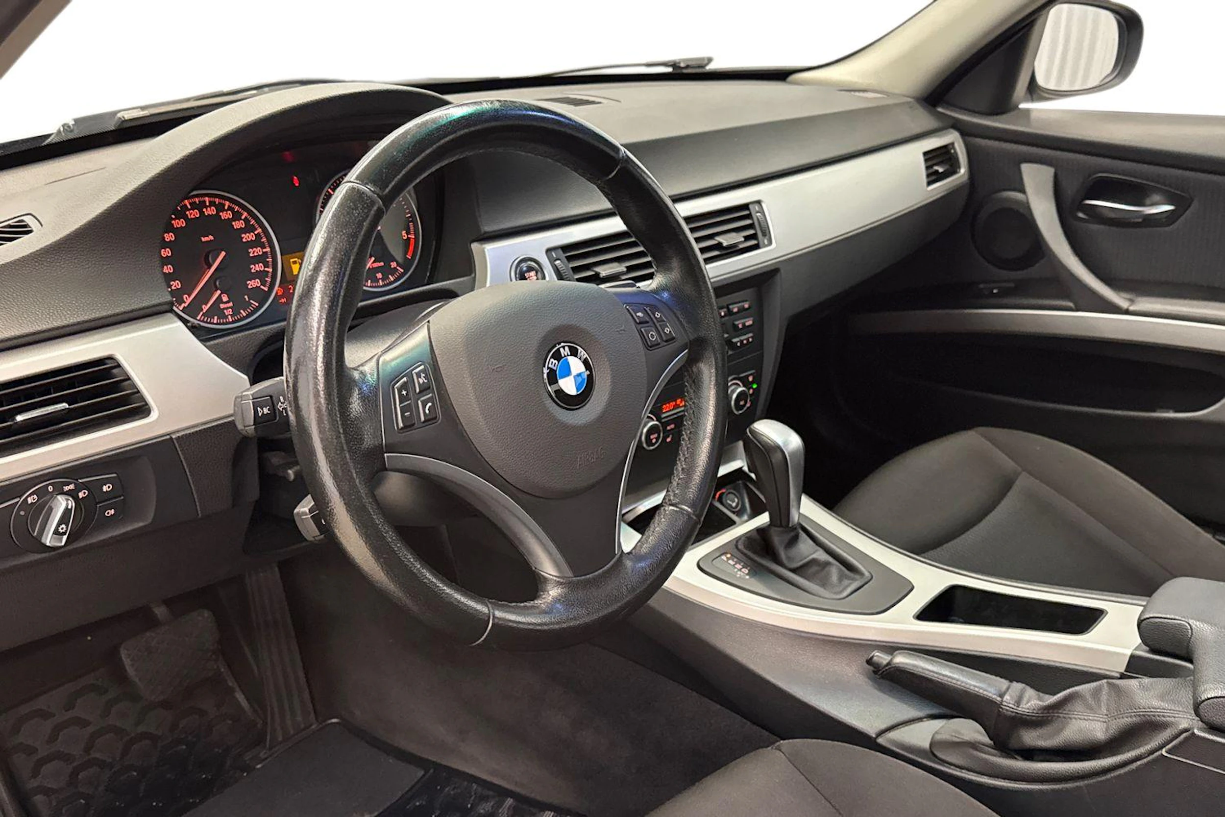 musta BMW 318 2011 kuva 6.