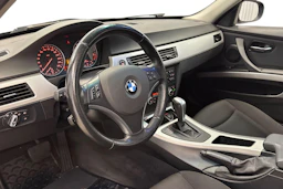 musta BMW 318 2011 kuva 6.