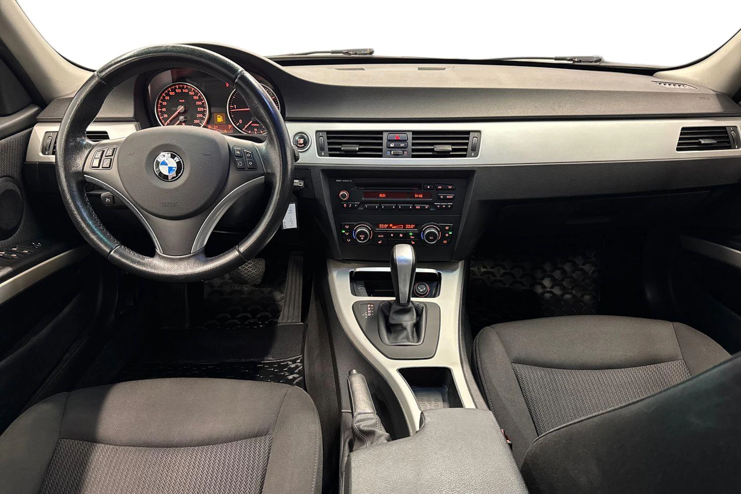 musta BMW 318 2011 kuva 7.