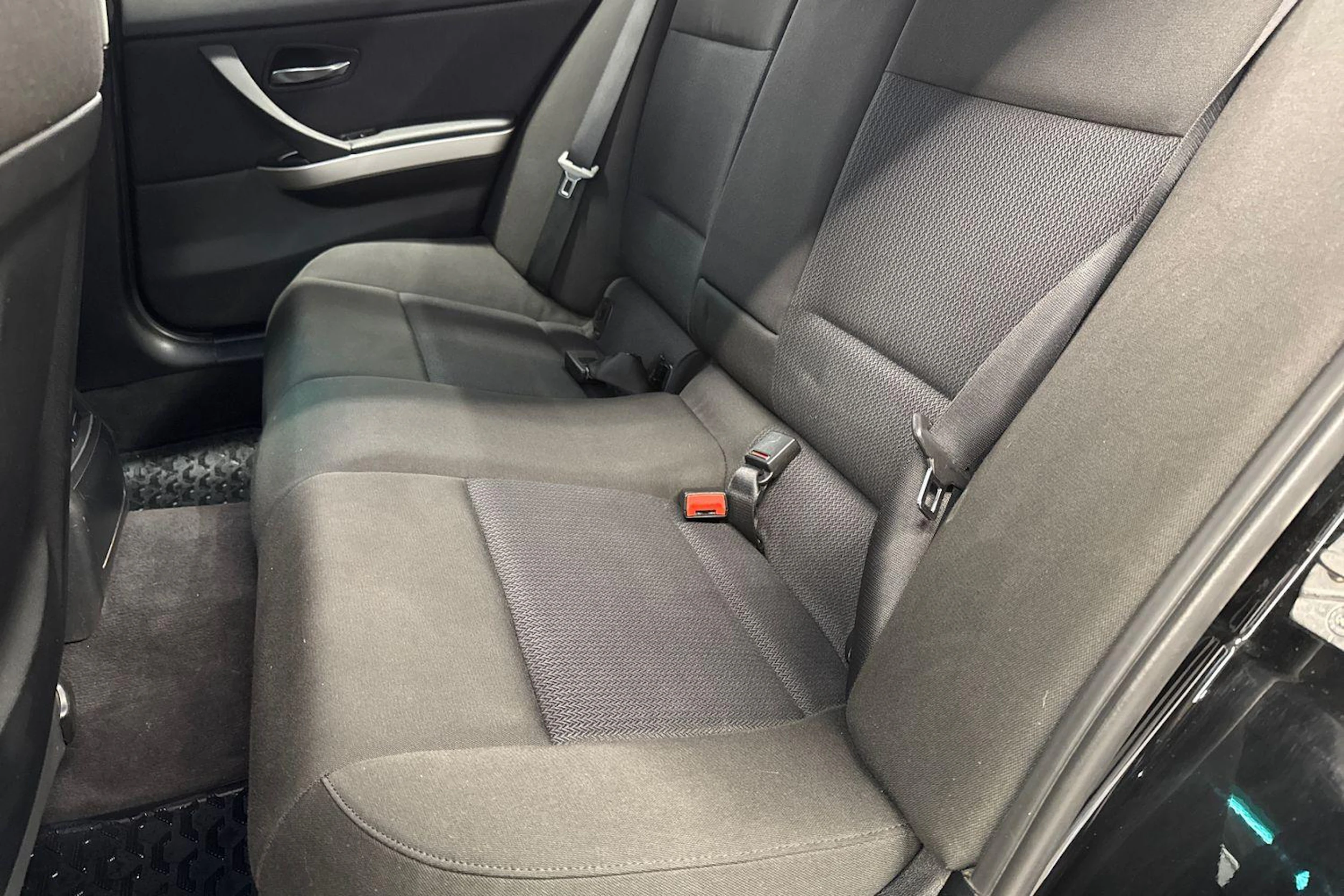 musta BMW 318 2011 kuva 8.