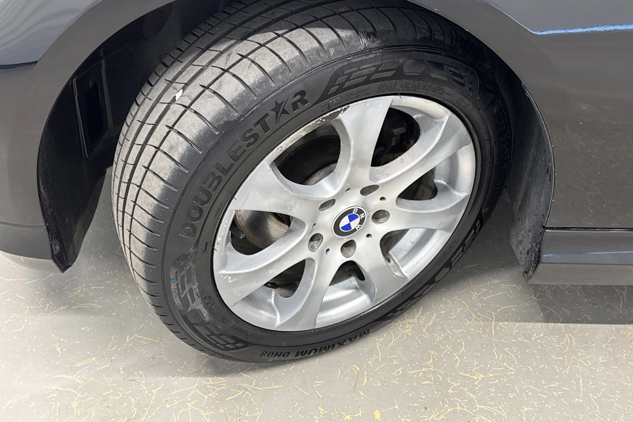 musta BMW 318 2011 kuva 10.