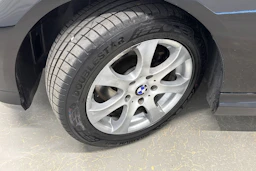 musta BMW 318 2011 kuva 10.