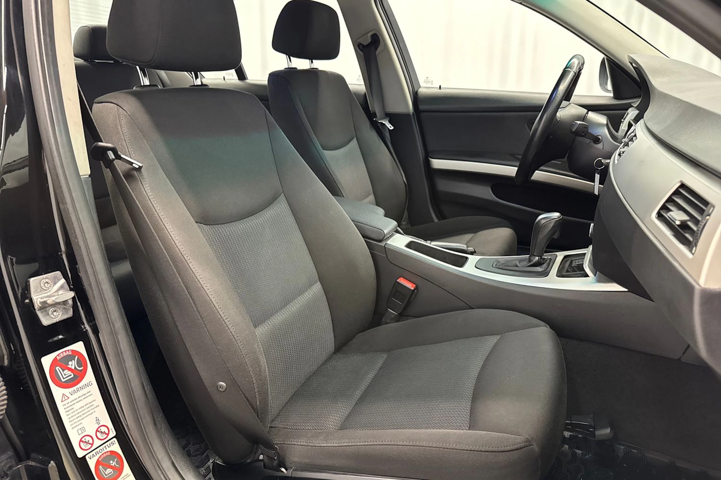 musta BMW 318 2011 kuva 11.