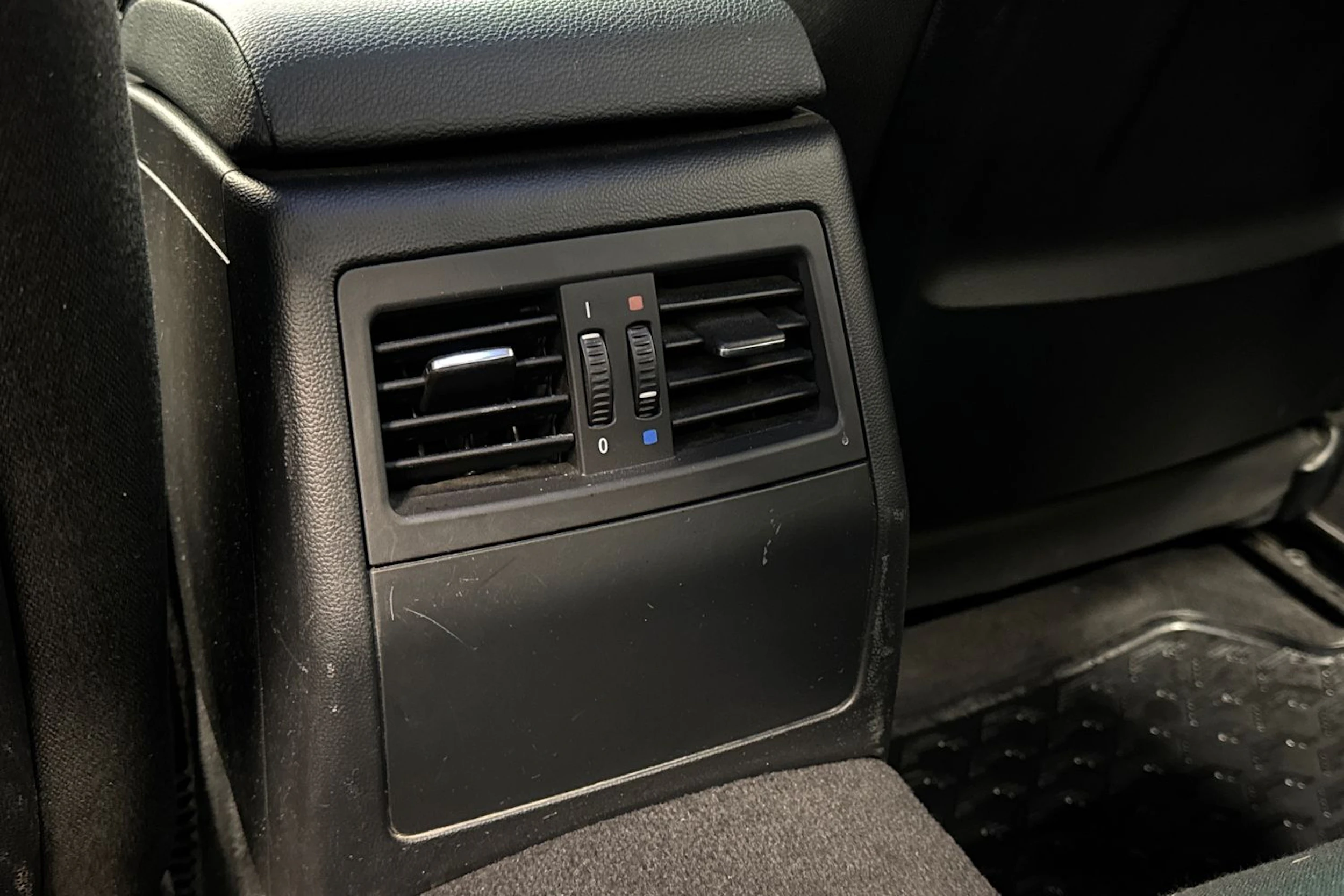 musta BMW 318 2011 kuva 13.