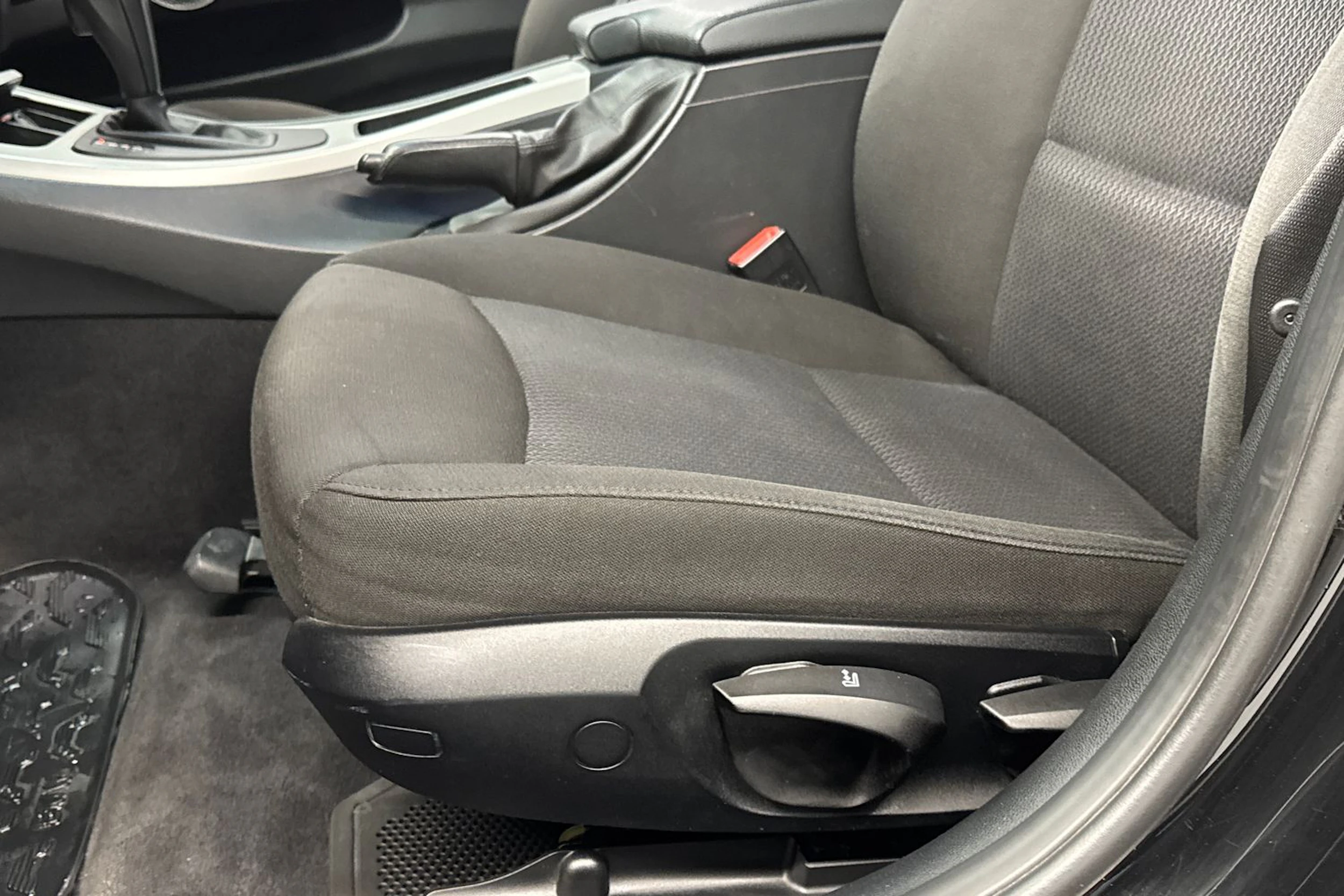 musta BMW 318 2011 kuva 14.